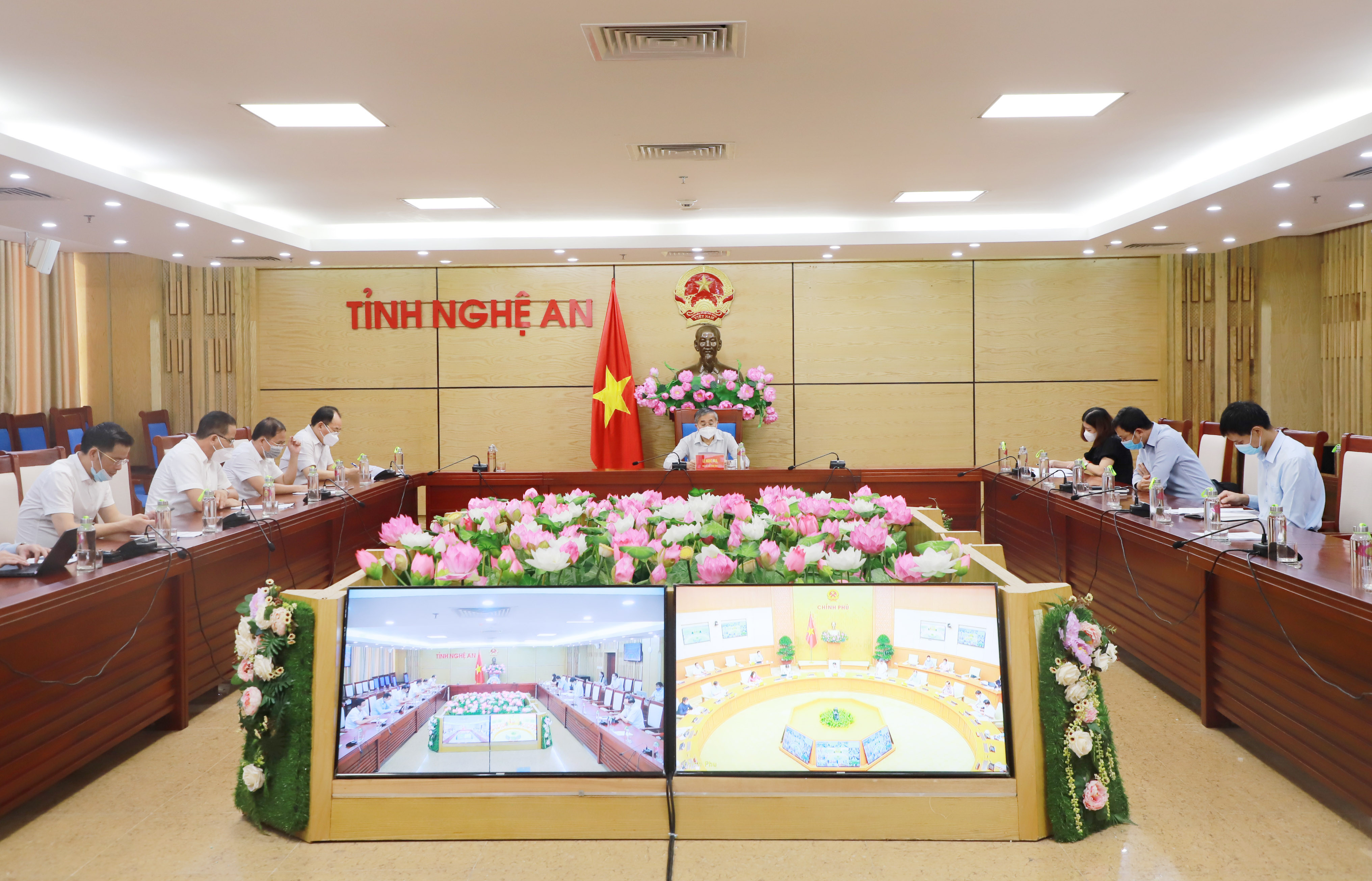 Tham dự hội nghị, tại điểm cầu tỉnh Nghệ An, đồng chí Lê Ngọc Hoa - Phó Chủ tịch UBND tỉnh chủ trì. Tham dự có lãnh đạo các sở, ngành, đại diện các chủ đầu tư KCN, doanh nghiệp.
