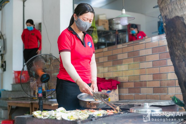 Các nhà hàng, quán ăn tại Cửa Lò được phép mở cửa hoạt động trở lại. Ảnh: Đức Anh