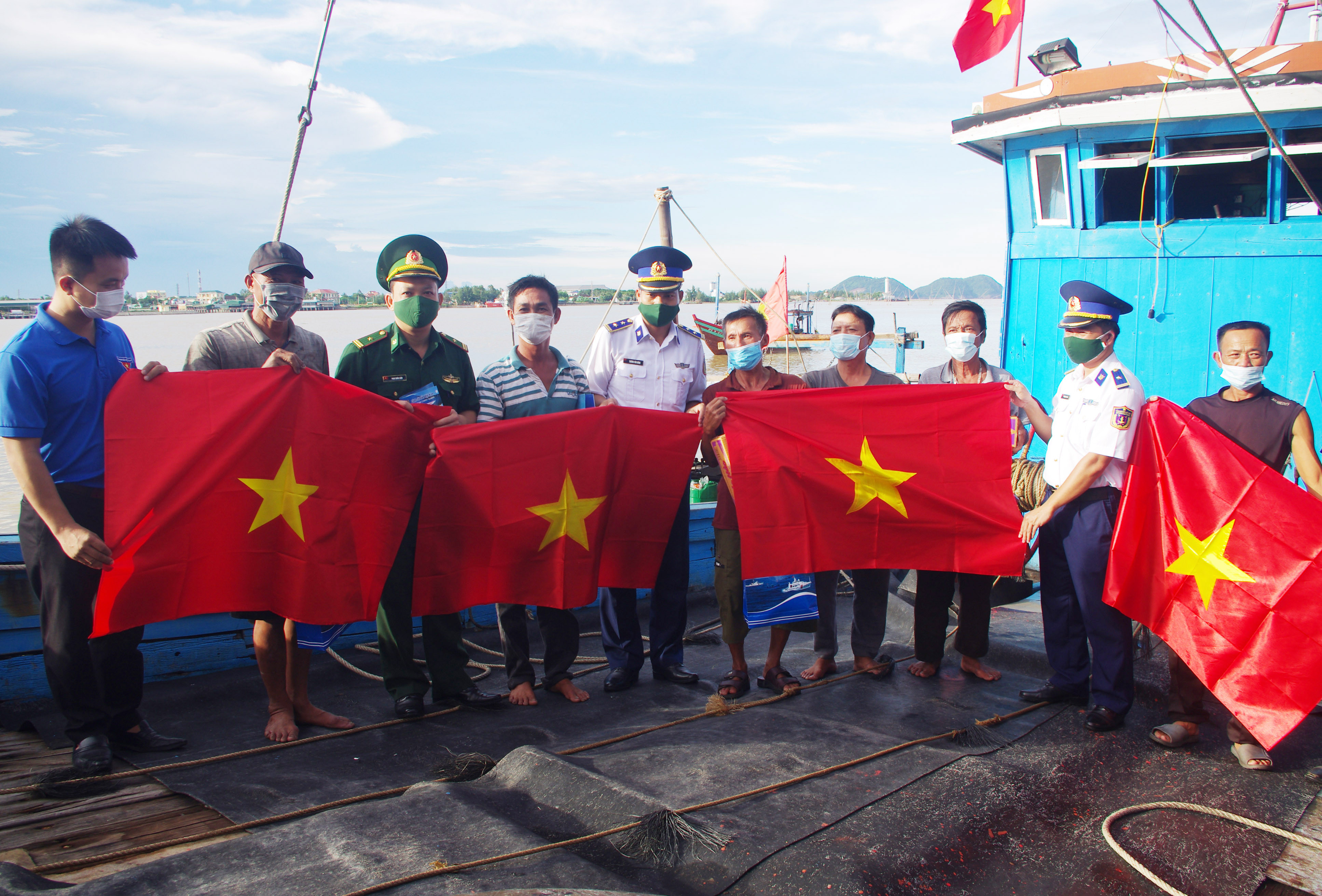 Tặng cờ Tổ quốc cho bà con ngư dân xã Xuân Hội, huyện Nghi Xuân