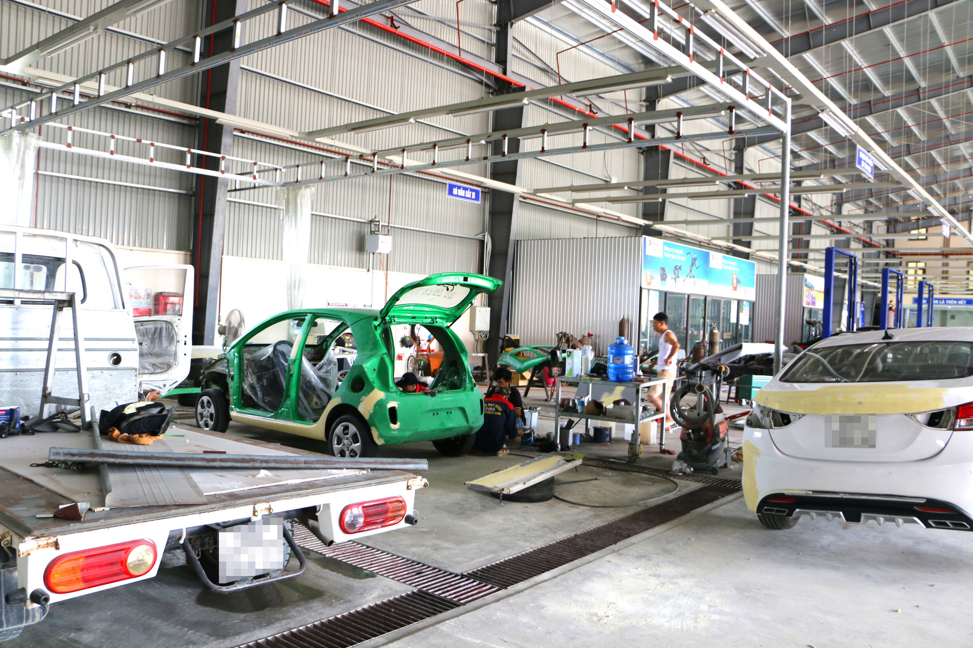 Sửa chữa ô tô tại Cụm công nghiệp Nghi Lộc. Ảnh: Nguyễn Hải