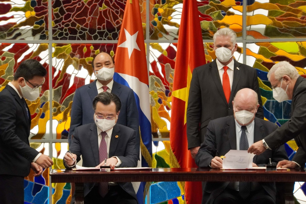 Chủ tịch nước Nguyễn Xuân Phúc và Bí thứ nhất Ban Chấp hành Trung ương Đảng Cộng sản Cuba, Chủ tịch nước Cộng hòa Cuba Miguel Díaz-Canel chứng kiến lễ ký một số văn kiện hợp tác.