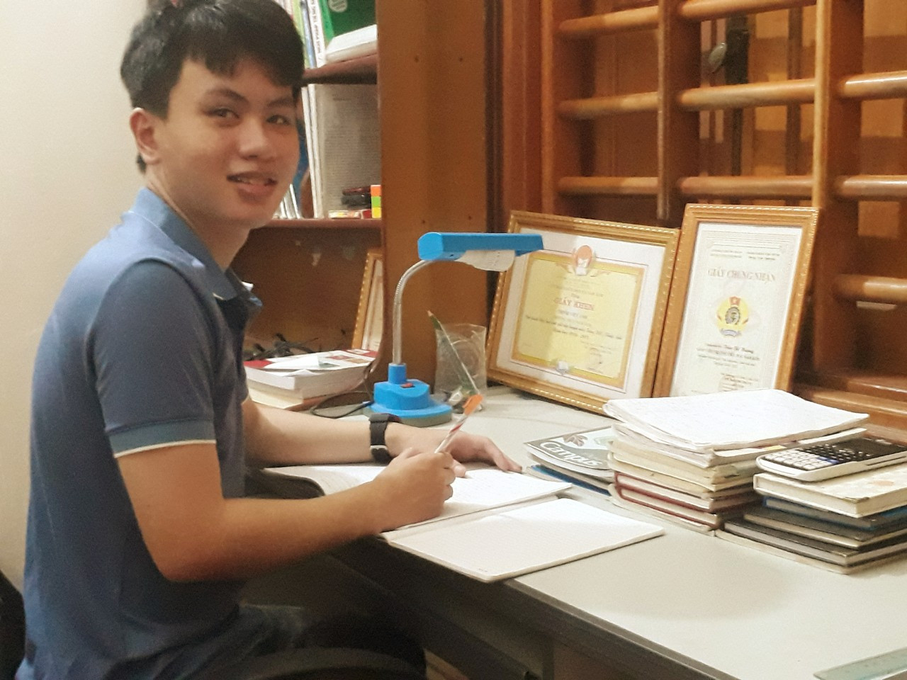 Trịnh Việt Anh học sinh lớp 12A1, trường THPT Nam Đàn 1 dành vị trí đầu tiên trong danh sách khen thưởng khối A1 tỉnh Nghệ An. Ảnh: Thúy Tình