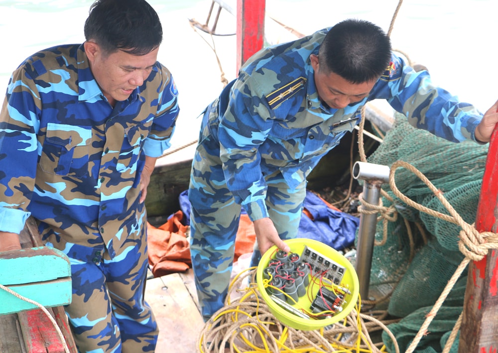 Nếu kiểm tra kỹ và làm nghiêm thì nhiều chủ tàu cá bị phạt nặng, gần như tịch thu phương tiện. Trong ảnh là tang vật bộ kích điện trên một tàu cá của ngư dân Thanh Hóa sang vùng biển Nghệ An đánh bắt. Ảnh: Nguyễn Hải