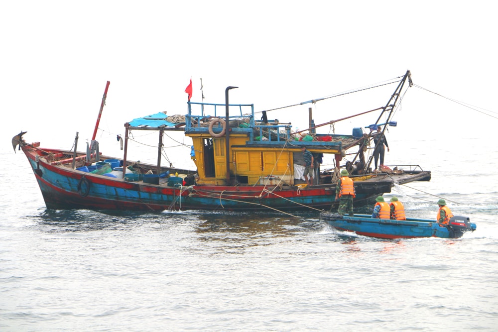 Đoàn kiểm tra liên ngành, trong đó chủ lực là lực lượng kiểm ngư tiếp cận một tàu cá của bà con ngư dân kiểm tra giấy tờ và tuyên truyền đánh bắt đúng quy định. Ảnh: Nguyễn Hải