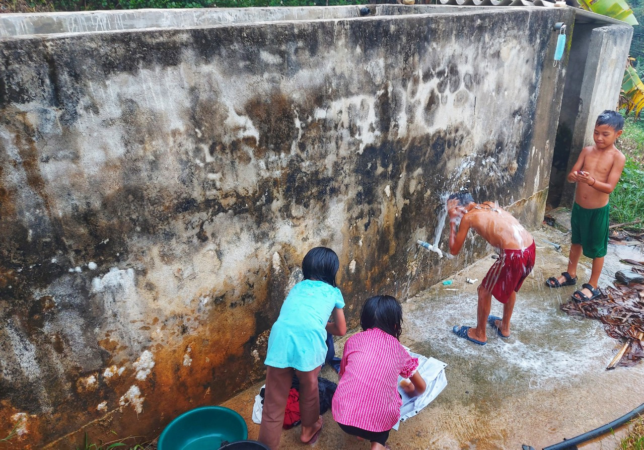 Sau nhiều ngày băng rừng, nước đã về để học sinh sinh hoạt. “Học sinh vùng cao khi thiếu nước thường ra khe suối tắm giặt gây nguy cơ về đuối nước là rất cao. Do vậy, chúng tôi đã chỉ đạo các trường phải đảm bảo đủ nơi ăn, chốn ở, nguồn nước cho các em sử dụng để tạo sự yên tâm cho các em học tập ” – thầy Phan Văn Thiết, trưởng Phòng Giáo dục và Đào tạo huyện Kỳ Sơn cho hay.