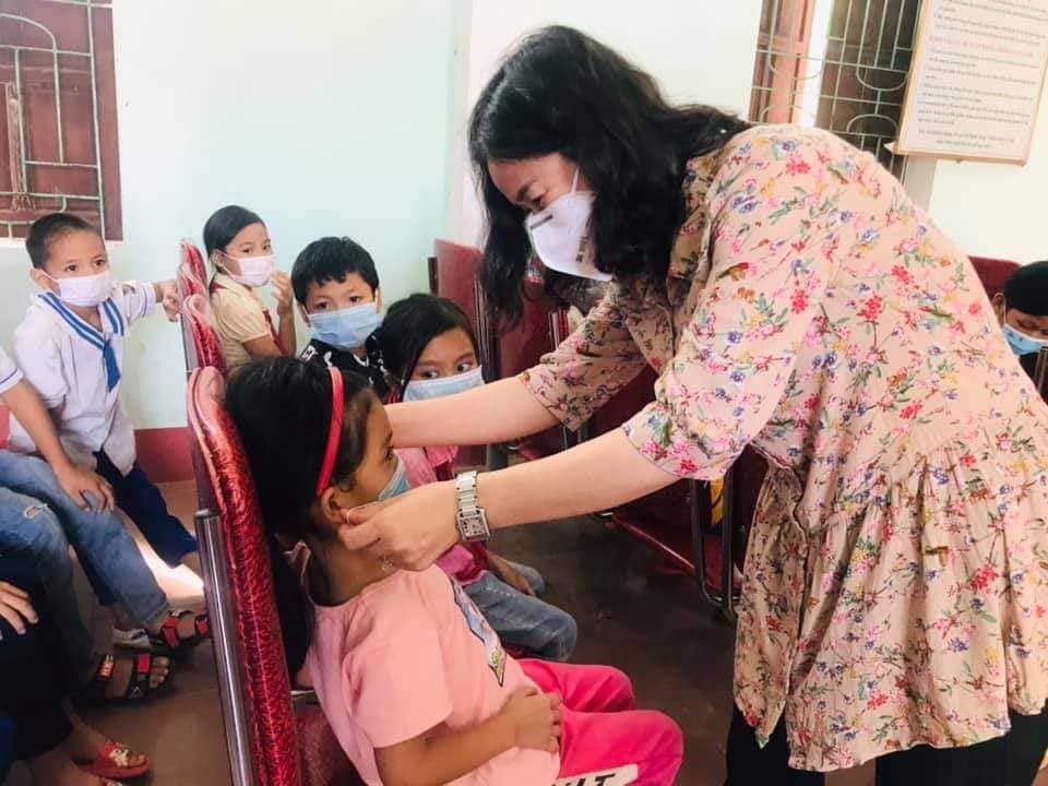 Động viên, trao quà cho các em học sinh có hoàn cảnh khó khăn