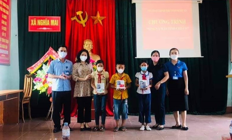 Trao quà sóng và Máy tính cho em tại xã Nghĩa Mai