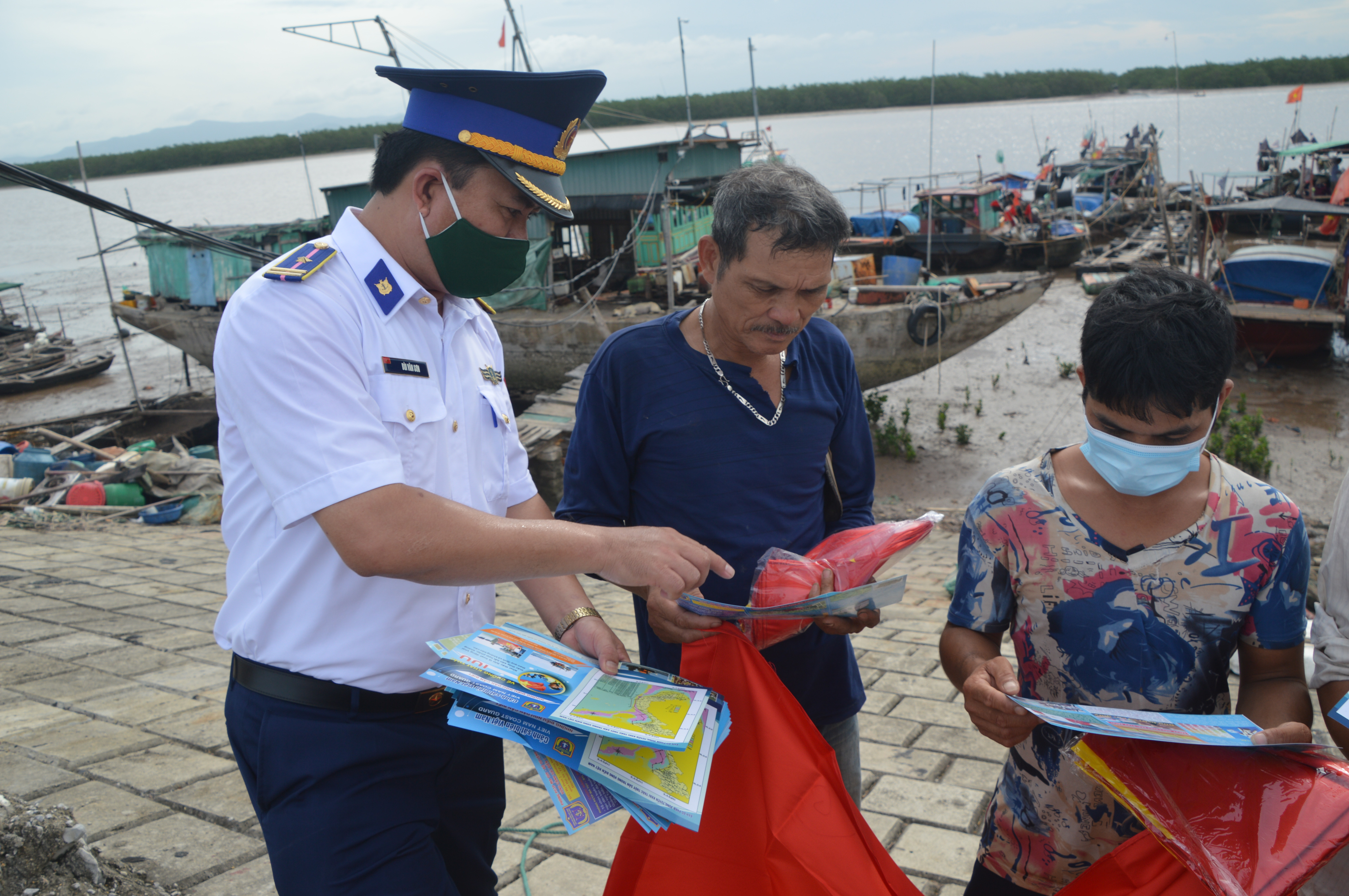 BTL Vùng Cảnh sát biển 1 tuyên truyền IUU cho ngư dân thị xã Quảng Yên - Quảng Ninh