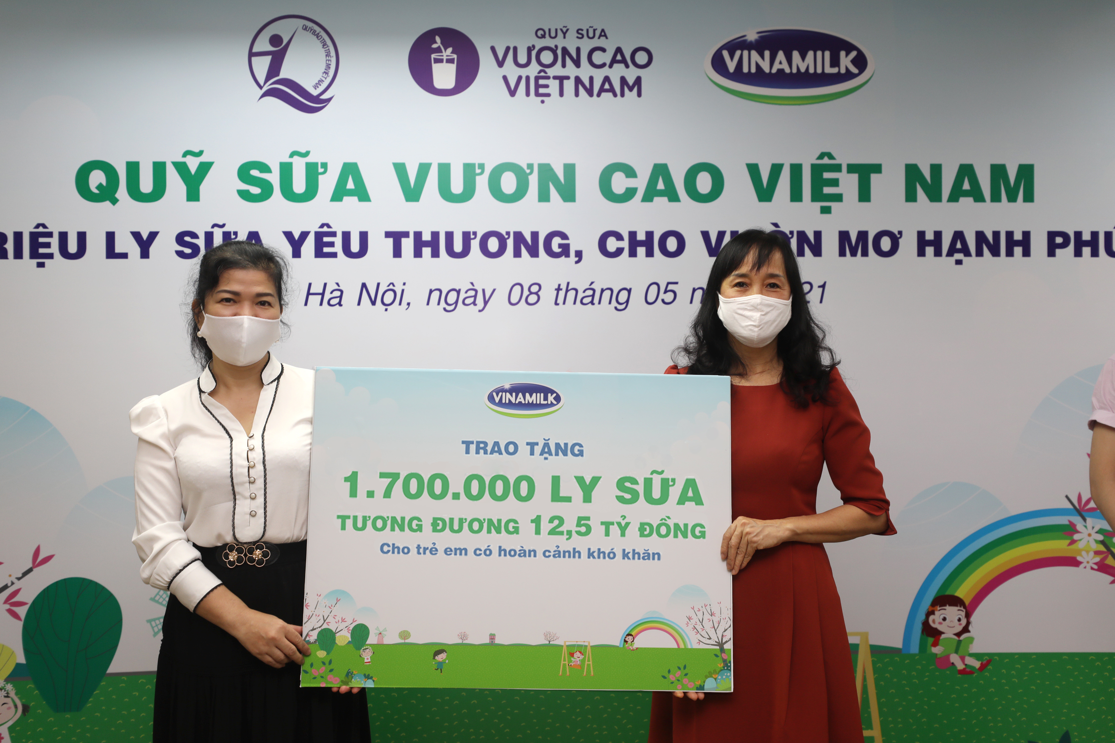 4: Trong năm 2020 và 2021, Vinamilk đã trao tặng tổng cộng 3,4 triệu ly sữa, tương đương 25 tỷ đồng thông qua Quỹ sữa Vươn cao Việt Nam