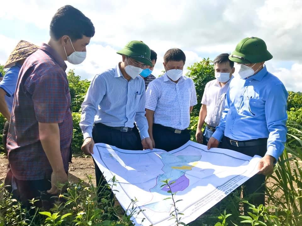 Đoàn kiểm tra thực địa khu nông nghiệp công nghệ cao tại xã Giai Xuân. Ảnh Trọng Hùng