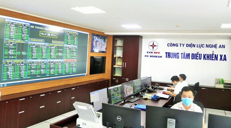 Trung tâm điều khiển xa - Vận hành hệ thống lưới điện Công ty Điện lực Nghệ An. Ảnh: PV