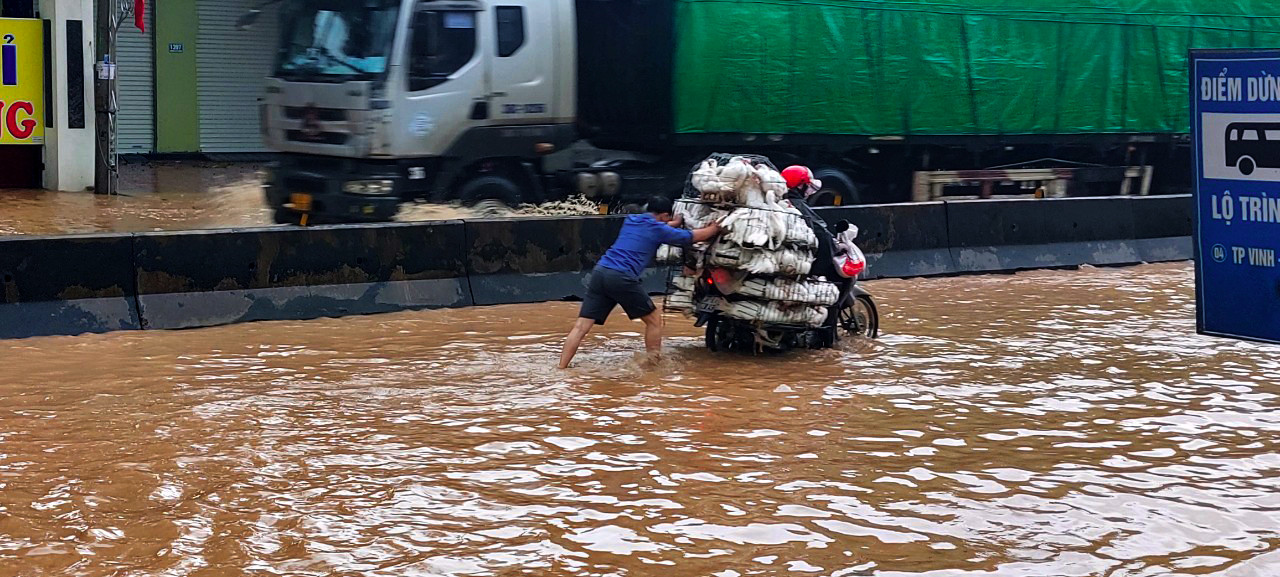 Quốc lộ 1A đoạn qua khối 9 phường Quỳnh Xuân, T.X Hoàng Mai cũng bị ngập, phương tiện đi lại khó khăn. Ảnh: Q.A