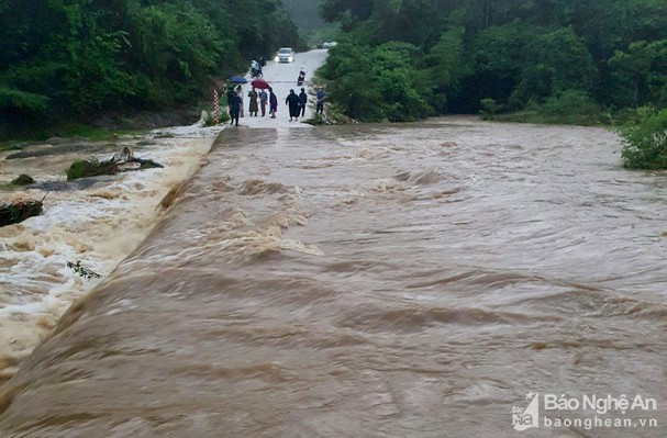 Do mưa lớn kéo dài trong những ngày qua, nhiều điểm tràn trên địa bàn huyện Tân Kỳ ngập nước, không thể đi lại được. Ảnh: Xuân Hoàng