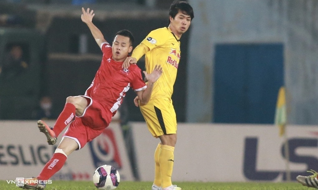 Công Phượng (áo vàng) và các đồng đội lỡ cơ hội lần đầu vô địch V-League. Ảnh: Lâm Thỏa
