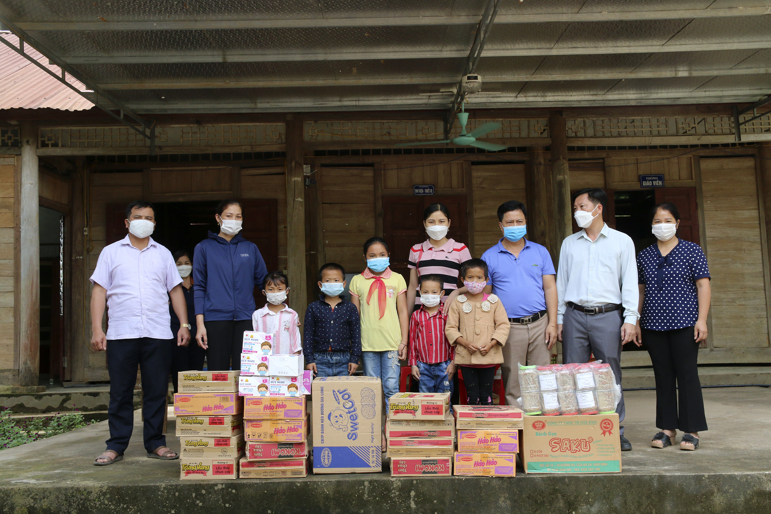 Lãnh đạo huyện Tương Dương động viên các giáo viên ở trường tiểu học Mai Sơn. Ảnh: ĐT