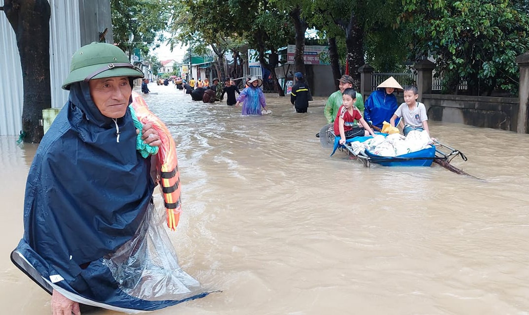 Nhiều thôn xóm trên địa bàn huyện quỳnh Lưu bị ngập sâu trong nước. Ảnh: Việt Hùng