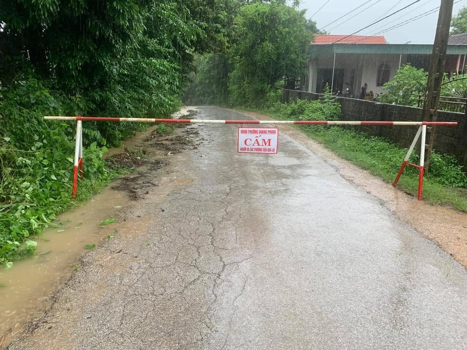 Thị xã Thái Hòa đã lập biển cảnh báo cho người dân biết những đoạn đường bị ngập nước, cô lập. Ảnh: Minh Thái