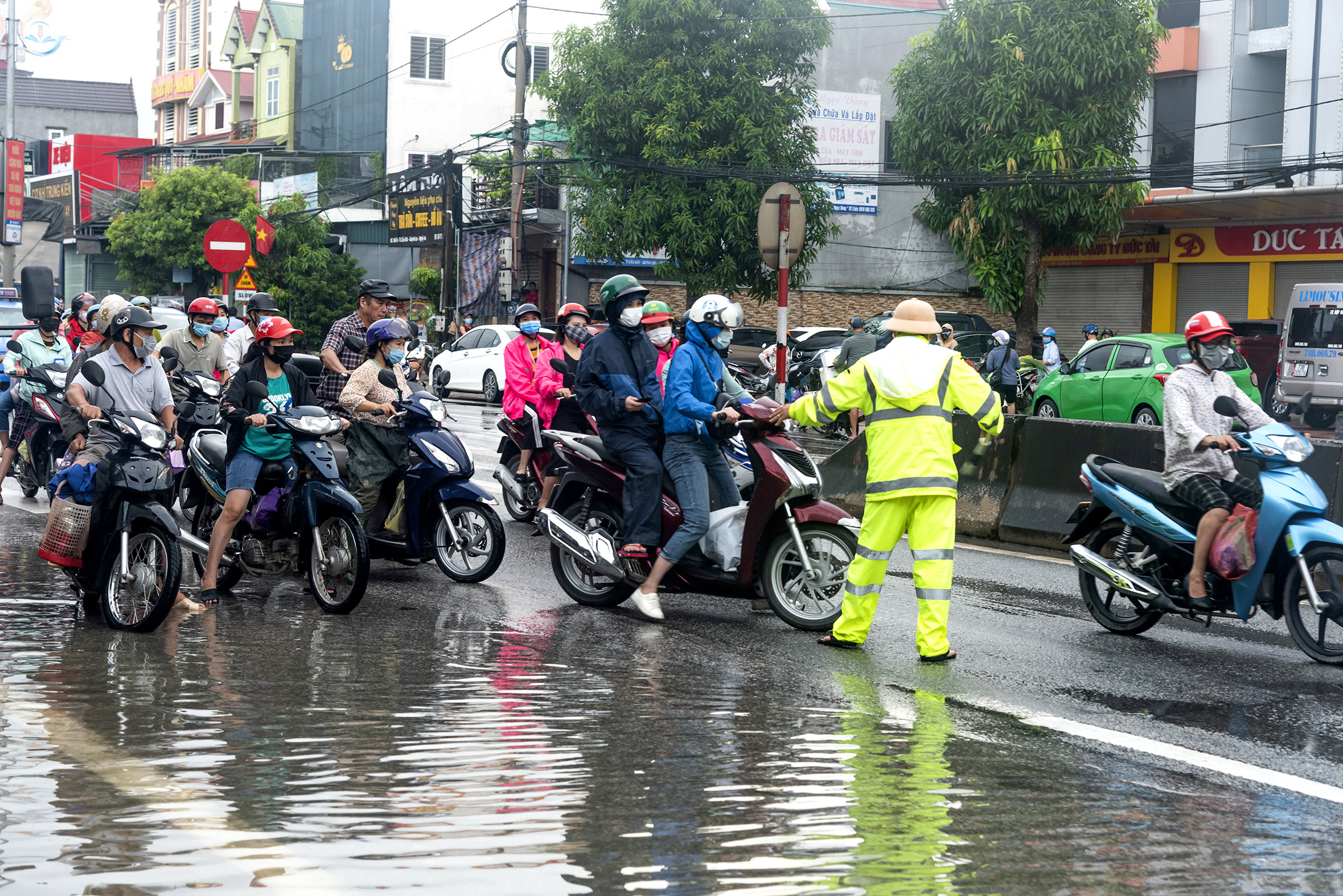 Cảnh sát giao thông huyện Quỳnh Lưu phải đứng cảnh báo phân luồng