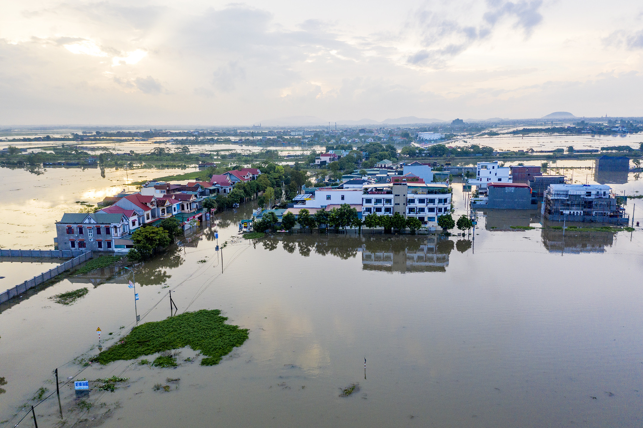 Khu dân cư mới của xã Quỳnh Bá bị chia cắt bởi nước lũ vây quanh