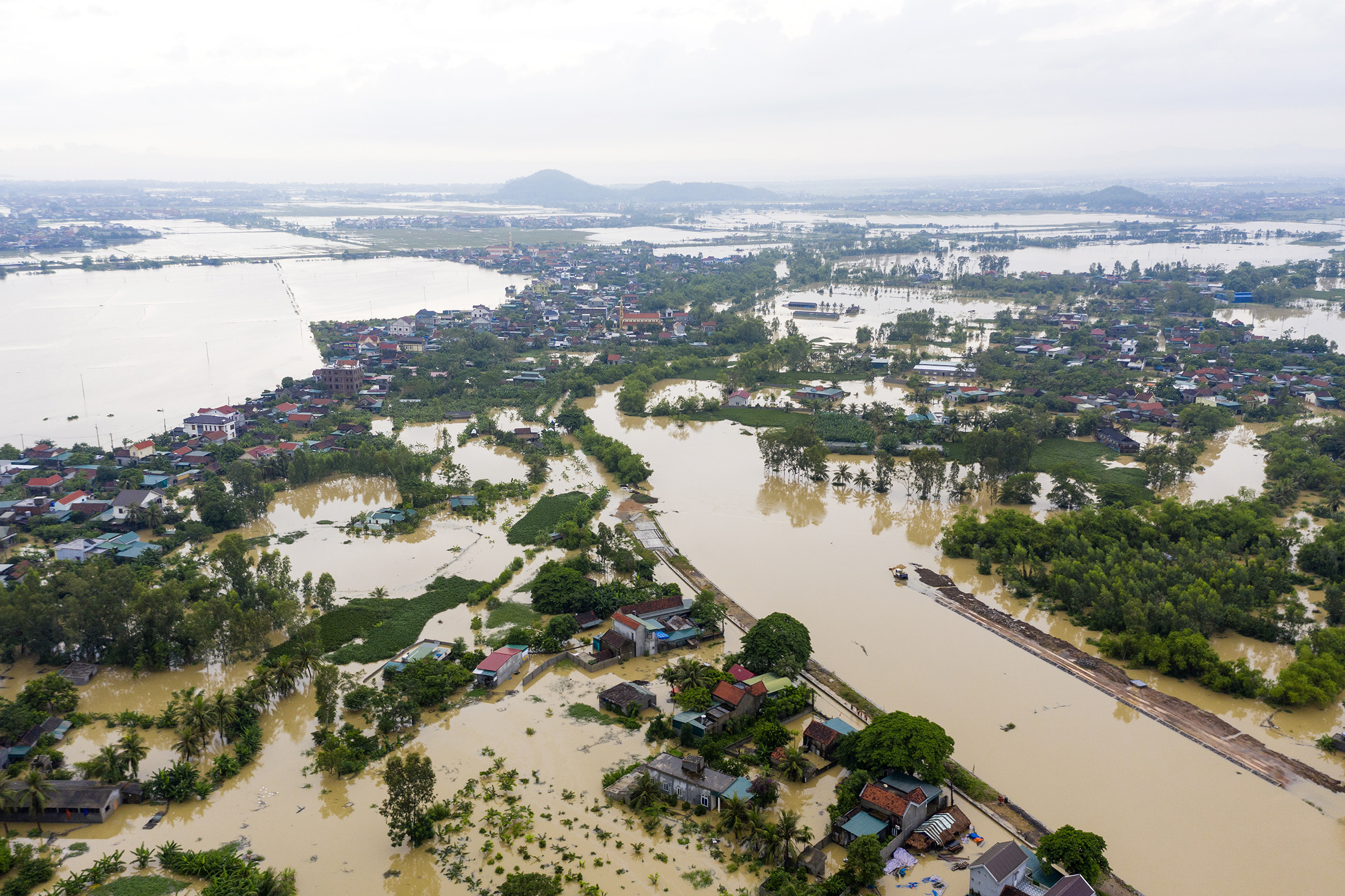 Nhiều cụm dân cư của huyện Quỳnh Lưu bị chia cắt vì nước lũ.