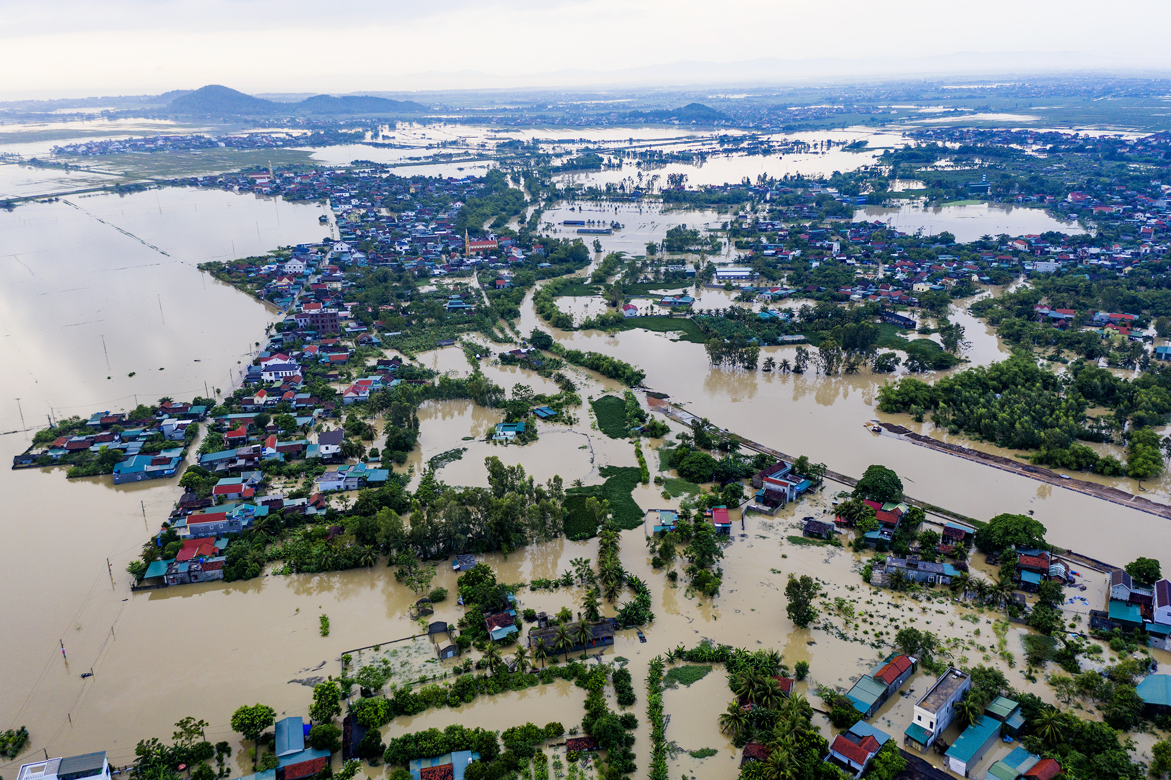 Sau cơn mưa lớn dài ngày, sáng 26 - 9 khu vực trung tâm huyện quỳnh lưu bị chia cắt bởi nước lũ lên nhanh. 