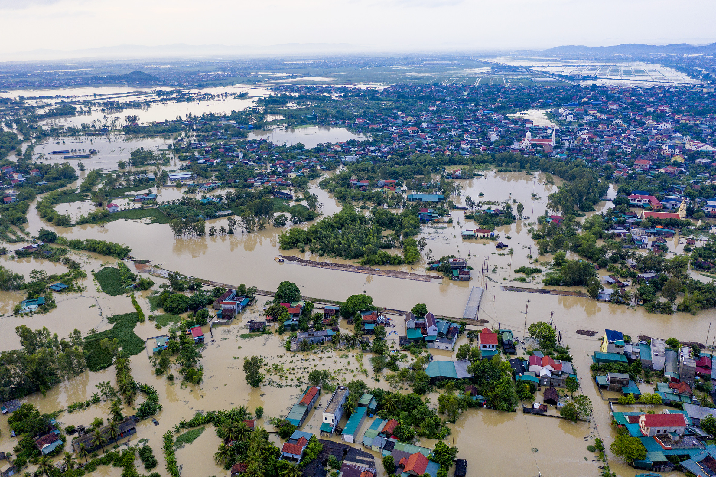 Nhiều ngôi nhà bị chìm trong nước lũ đục ngầu