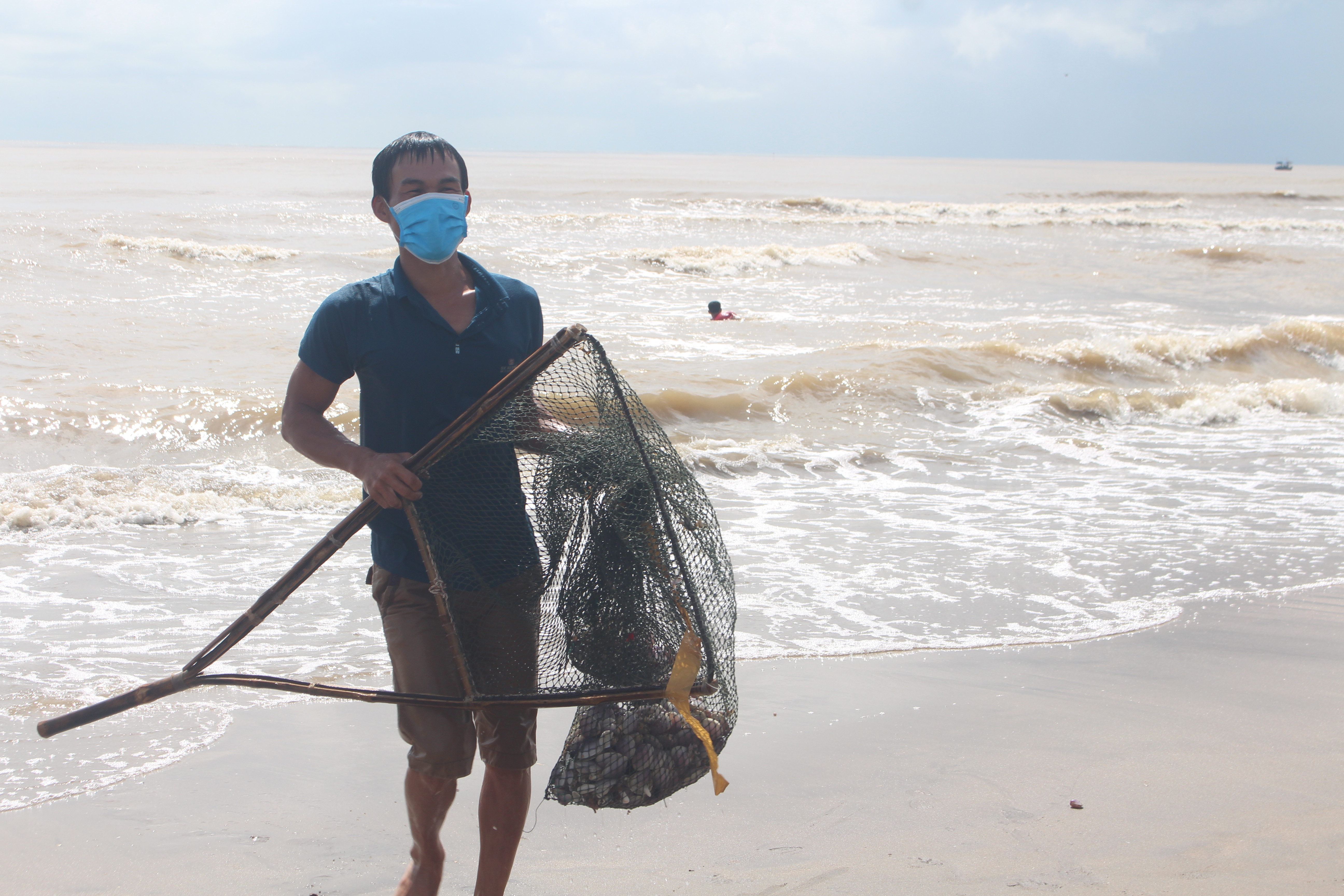 Với chiếc vợt được gắn lưới bao quanh, sau khoảng 5 – 10 phút, người dân đã vớt lên hàng chục kg ngao biển.