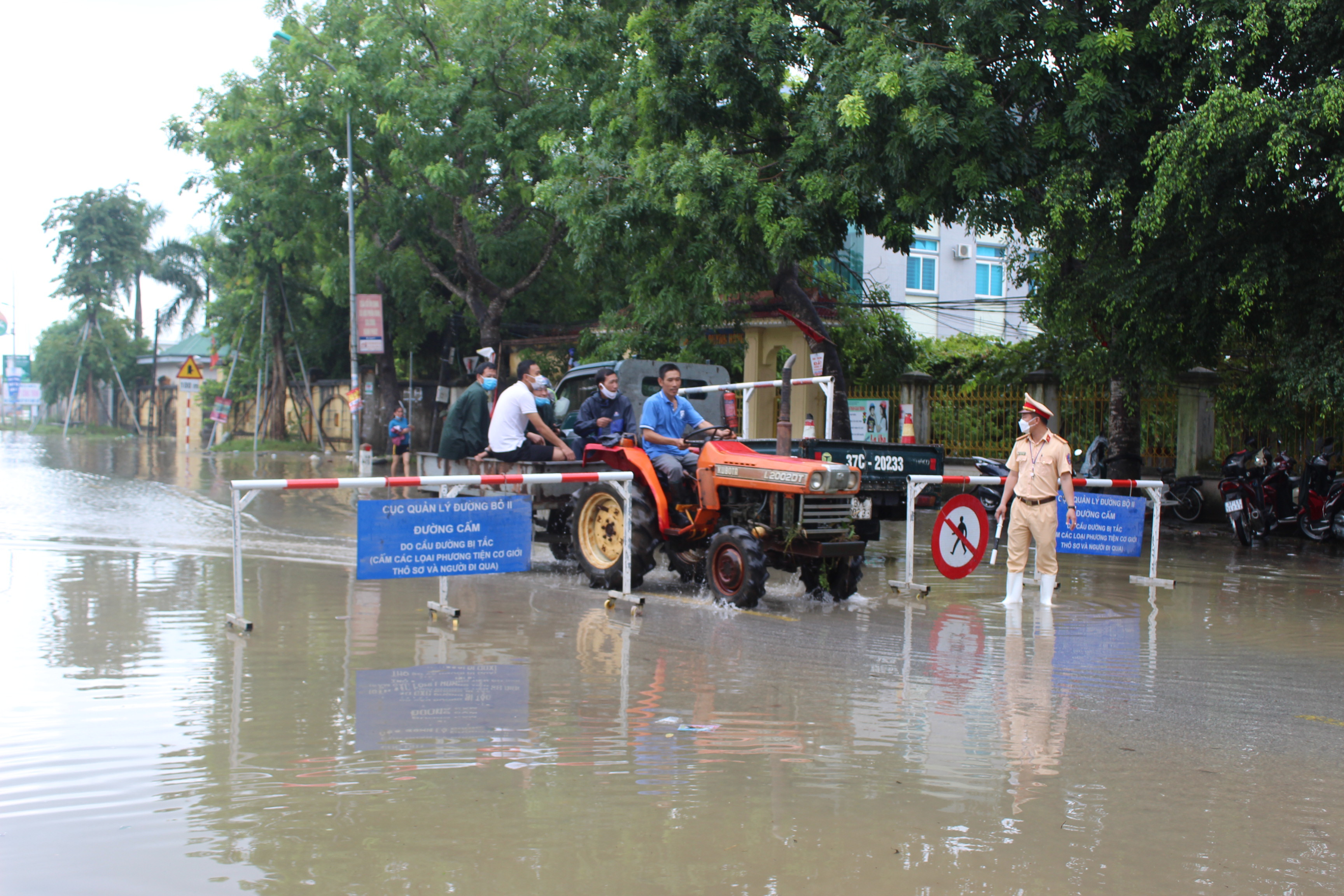 CSGT Công an tỉnh và huyện trúc trực tại điểm ngập lụt để phân luồng giao thông. 
