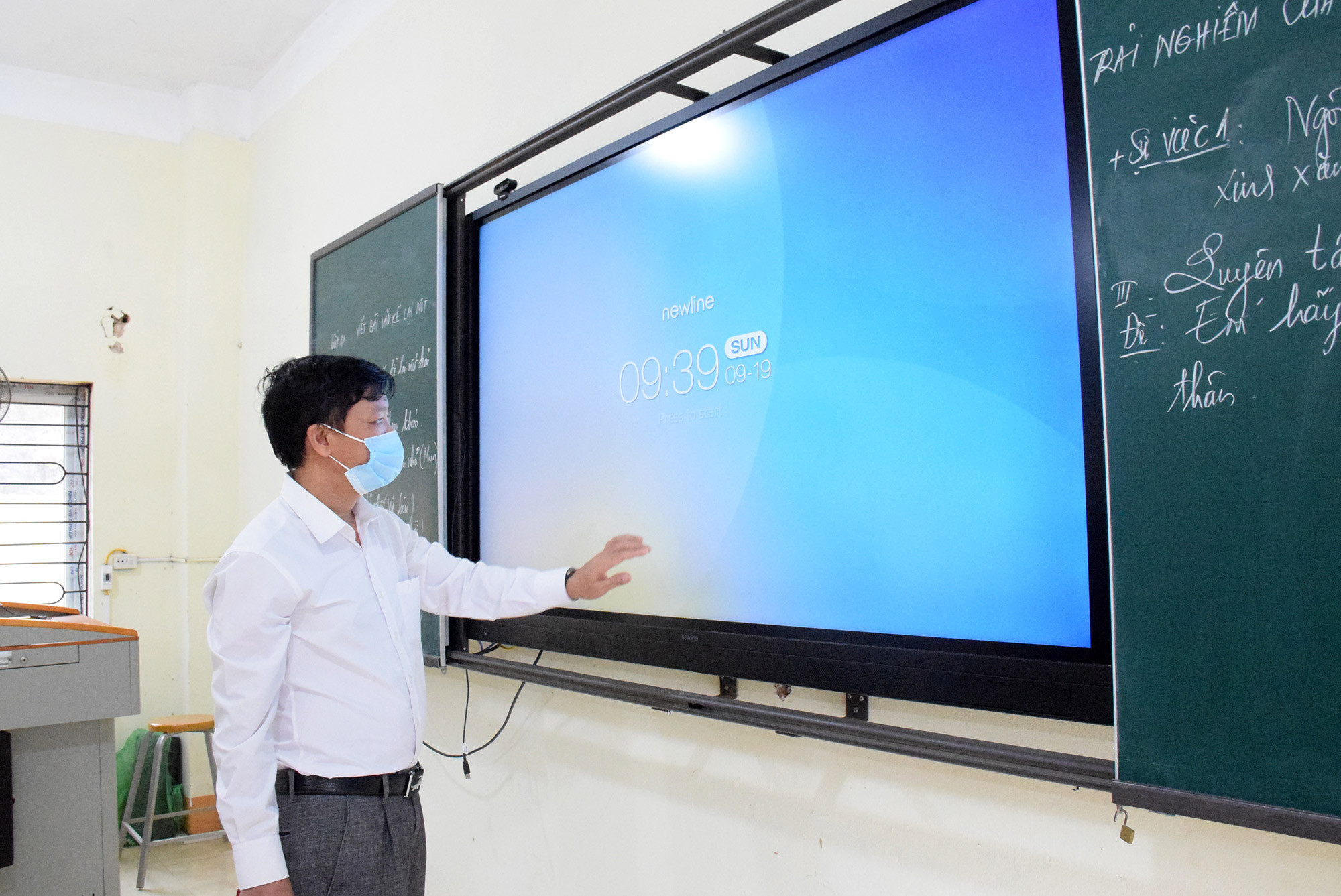 Bảng học thông minh được lắp đặt sử dụng tại Trường THCS Nguyễn Trãi (Tân Kỳ). Ảnh: Xuân Hoàng