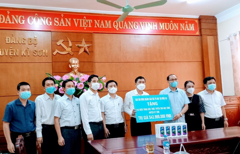 Sở Giáo dục và Đào tạo trao điện thoại hỗ trợ dạy học trực tuyến cho các em học sinh khó khăn. Ảnh; MH