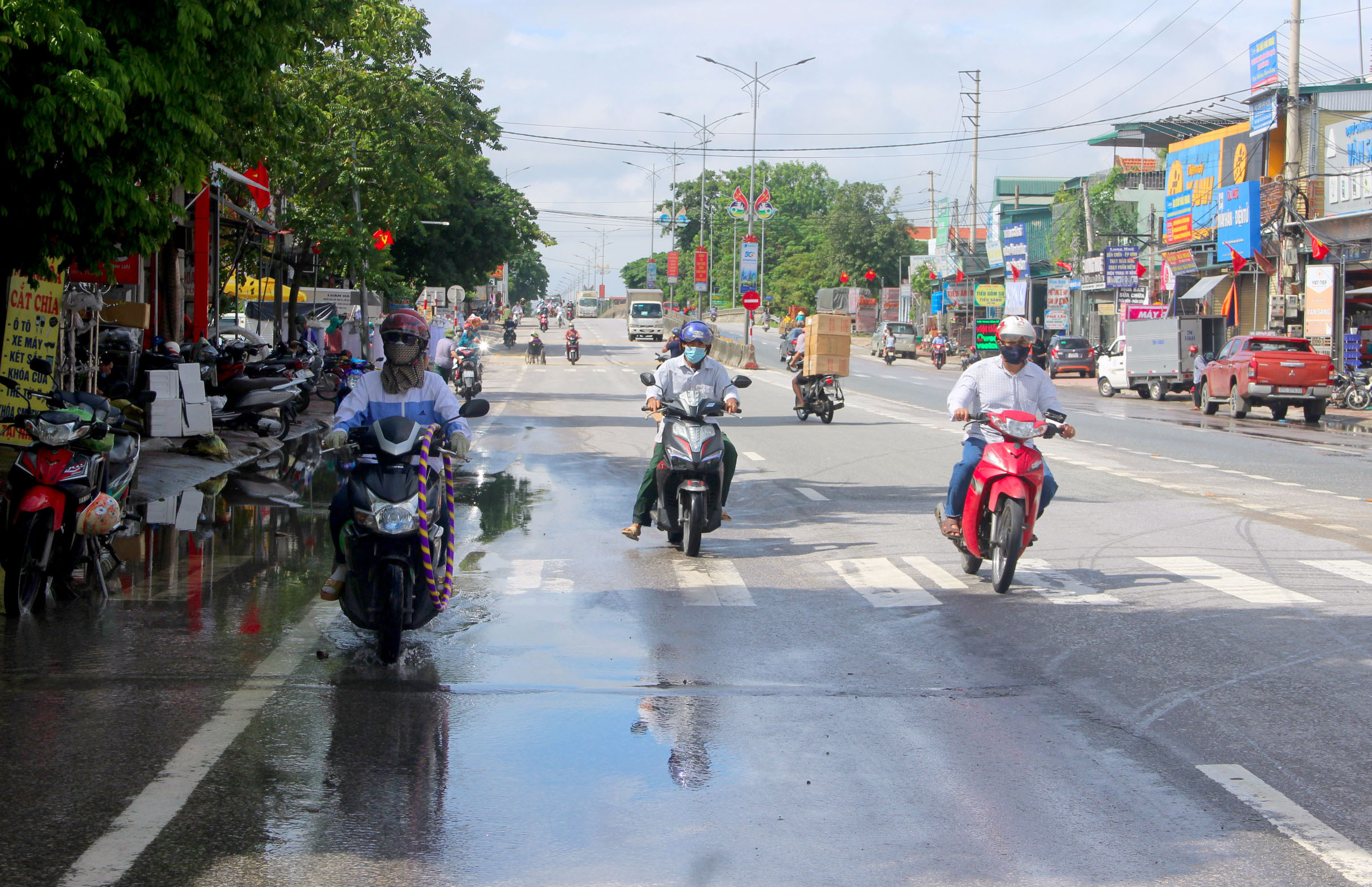 Tuyến QL1A đoạn qua thị trấn Cầu Giát, huyện Quỳnh Lưu đã không còn tình trạng ngập úng trong sáng 27/9. Ảnh: Q.A