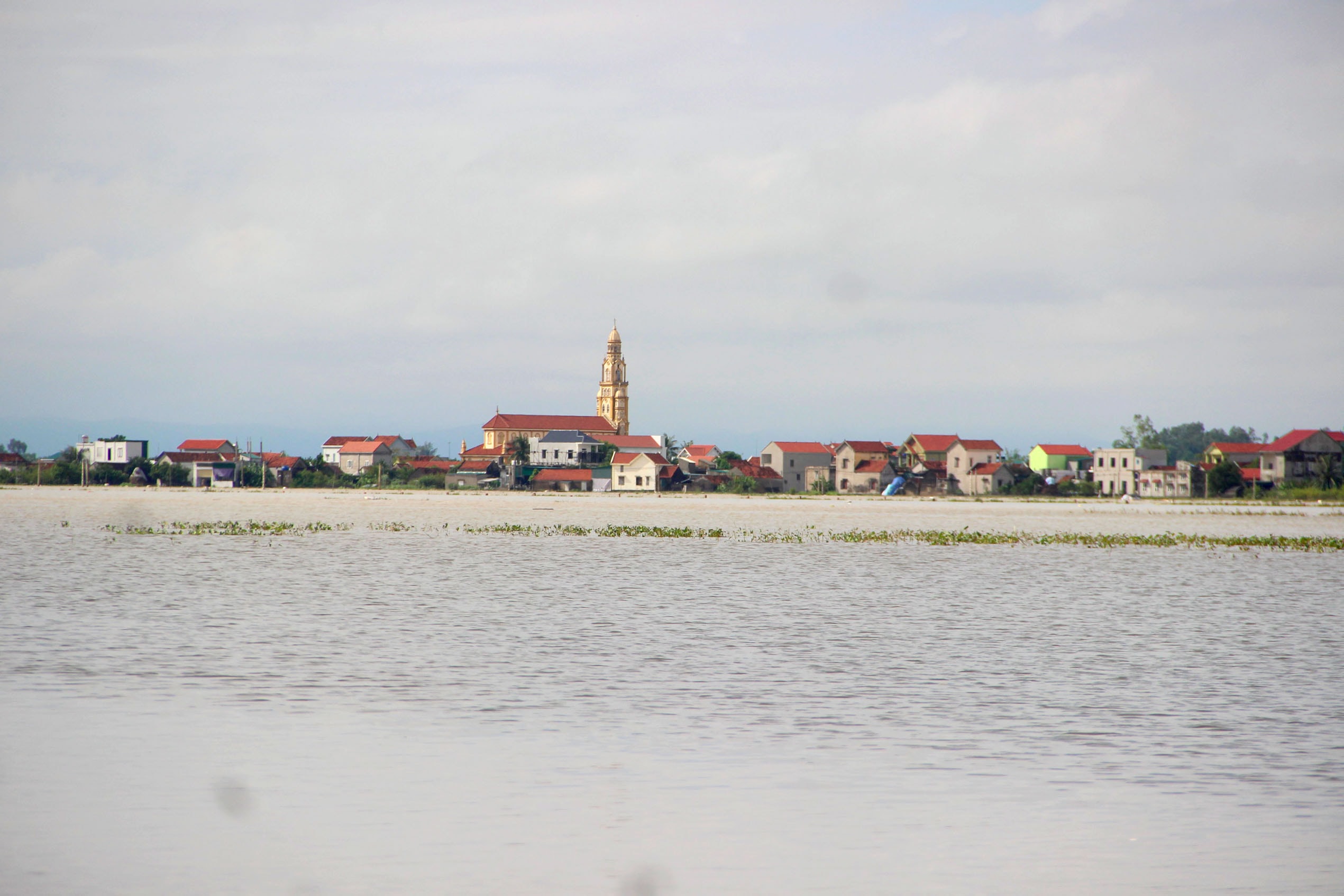 Mặc dù vậy, vẫn còn nhiều địa phương trên địa bàn huyện Quỳnh Lưu như Quỳnh Hồng, Quỳnh Lâm...bị ngập, chia cắt. Ảnh: Q.A