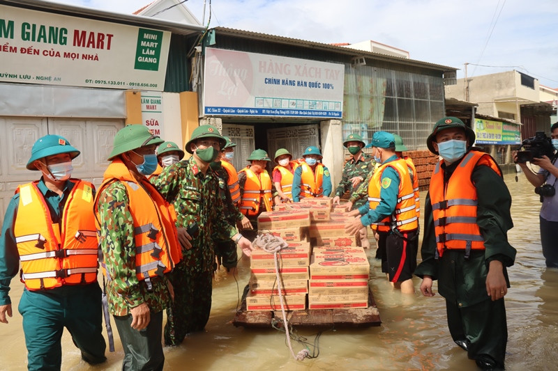 Các lực lượng vận chuyển lương thực, thực phẩm cung cấp cho nhân dân những vùng bị ngập sâu.