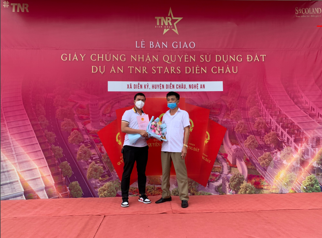 Ông Lê Quang Lợi – khách hàng dự án TNR Stars Diễn Châu phấn khởi khi nhận giấy chứng nhận quyền sử dụng đất