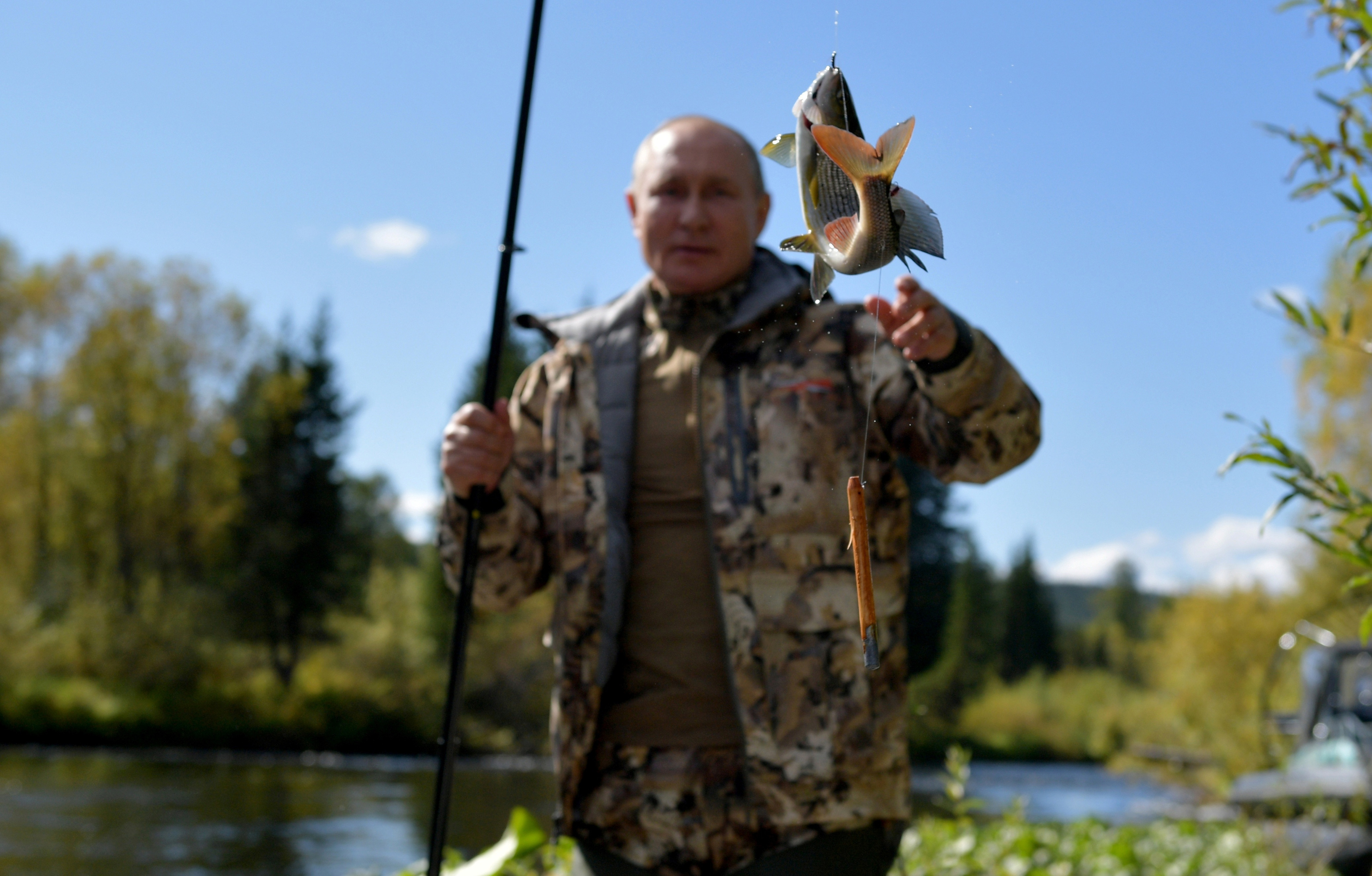 Hình ảnh ông Putin câu cá ở Siberia.