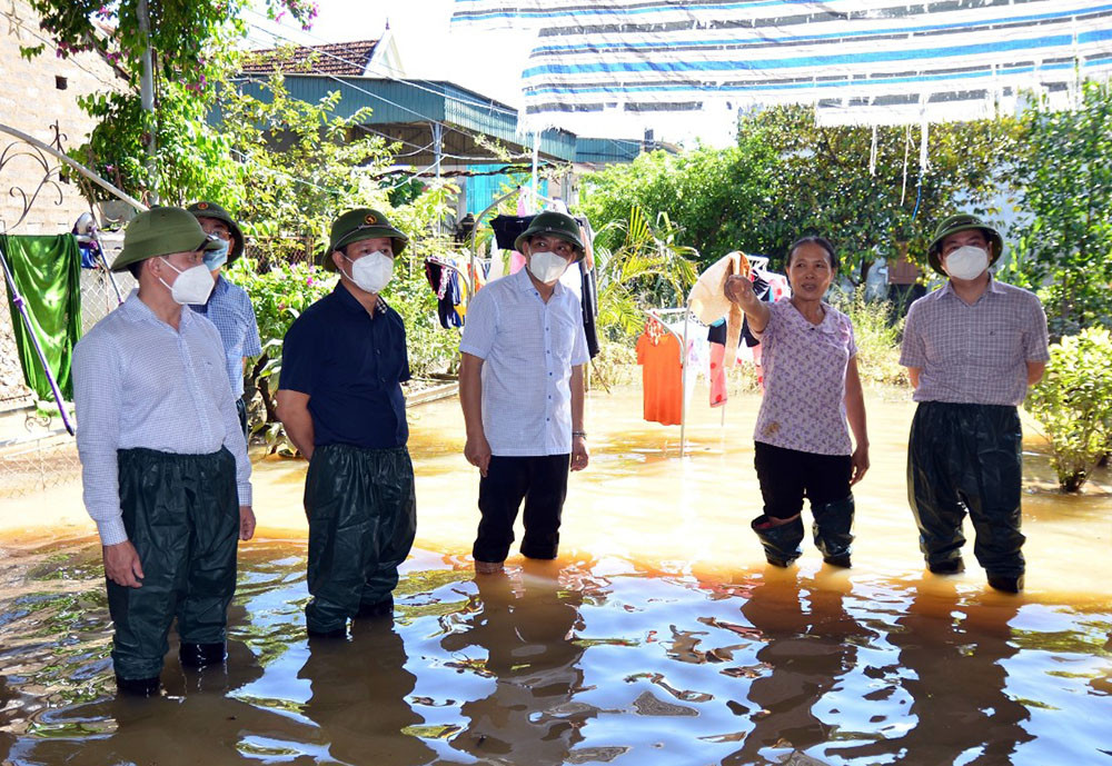 Đoàn công tác kiểm tra công tác khắc phục hậu quả mưa lũ tại xã Quỳnh Lâm. Đến hôm nay tại đây nước vẫn chưa rút hết. Ảnh: Phú Hương