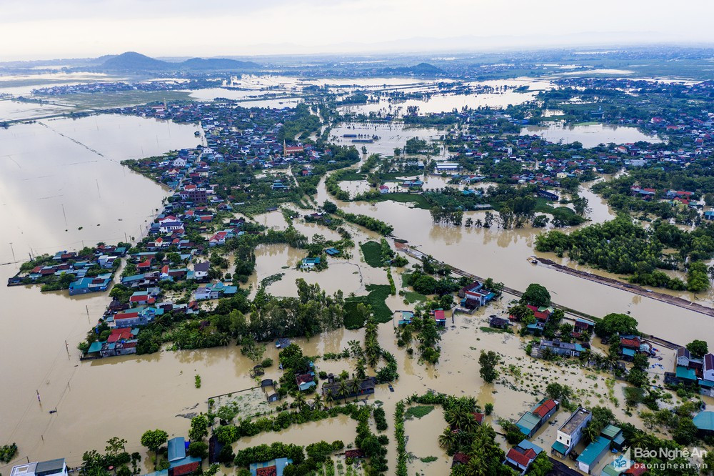 Sau cơn mưa lớn, sáng ngày 26/9, khu vực trung tâm huyện Quỳnh Lưu bị chia cắt do nước lũ quá nhanh. Ảnh: tư liệu