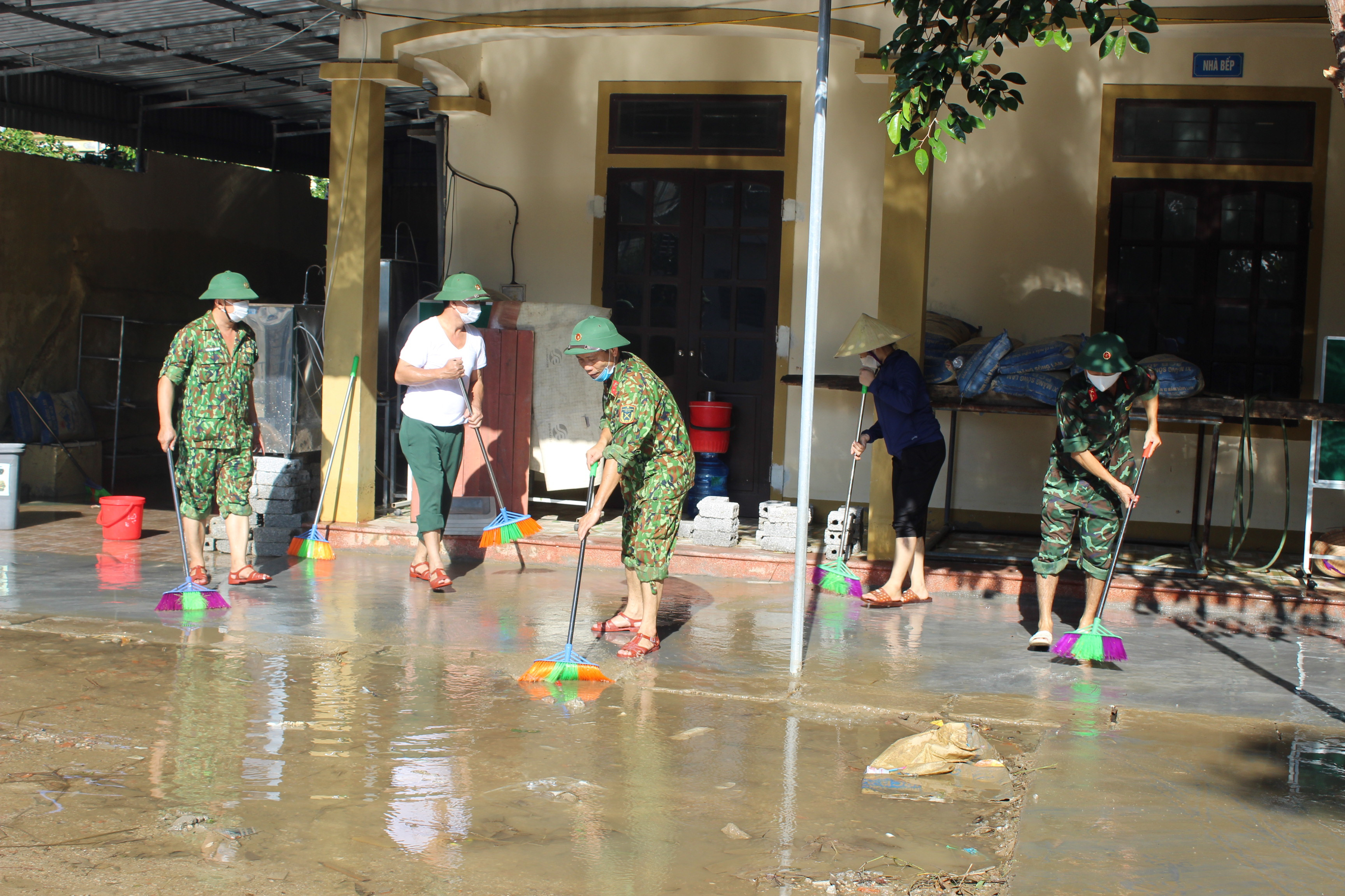 Ban chỉ huy quân sự huyện cũng huy động lực lượng cùng tham gia hỗ trợ trường Mầm non Quỳnh Hồng dọn dẹp lớp học