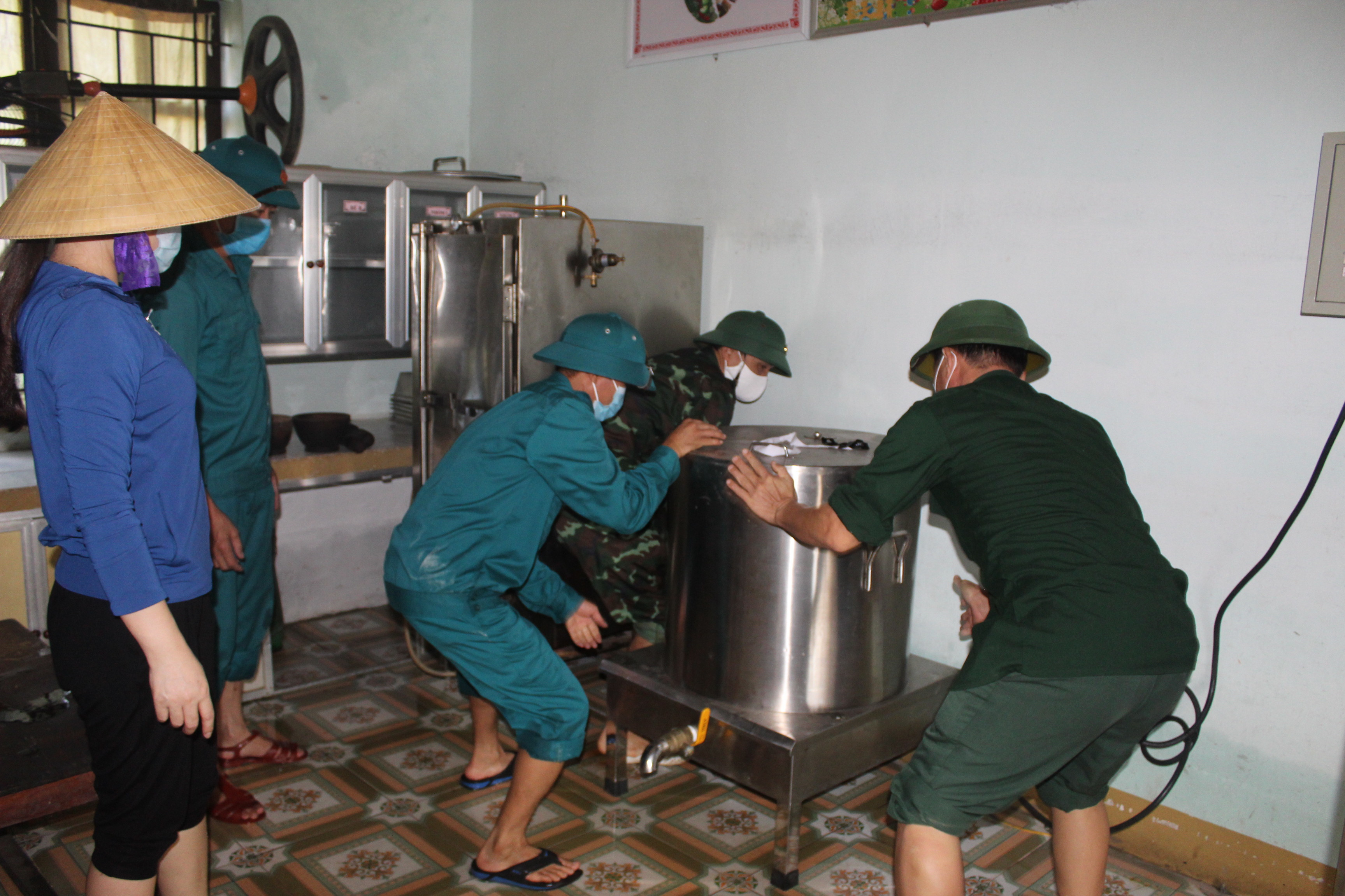 Khu vực nhà ăn của trường mầm non Quỳnh Lưu bị ngập nặng làm hư hỏng nhiều đồ dùng nấu ăn, nồi điện