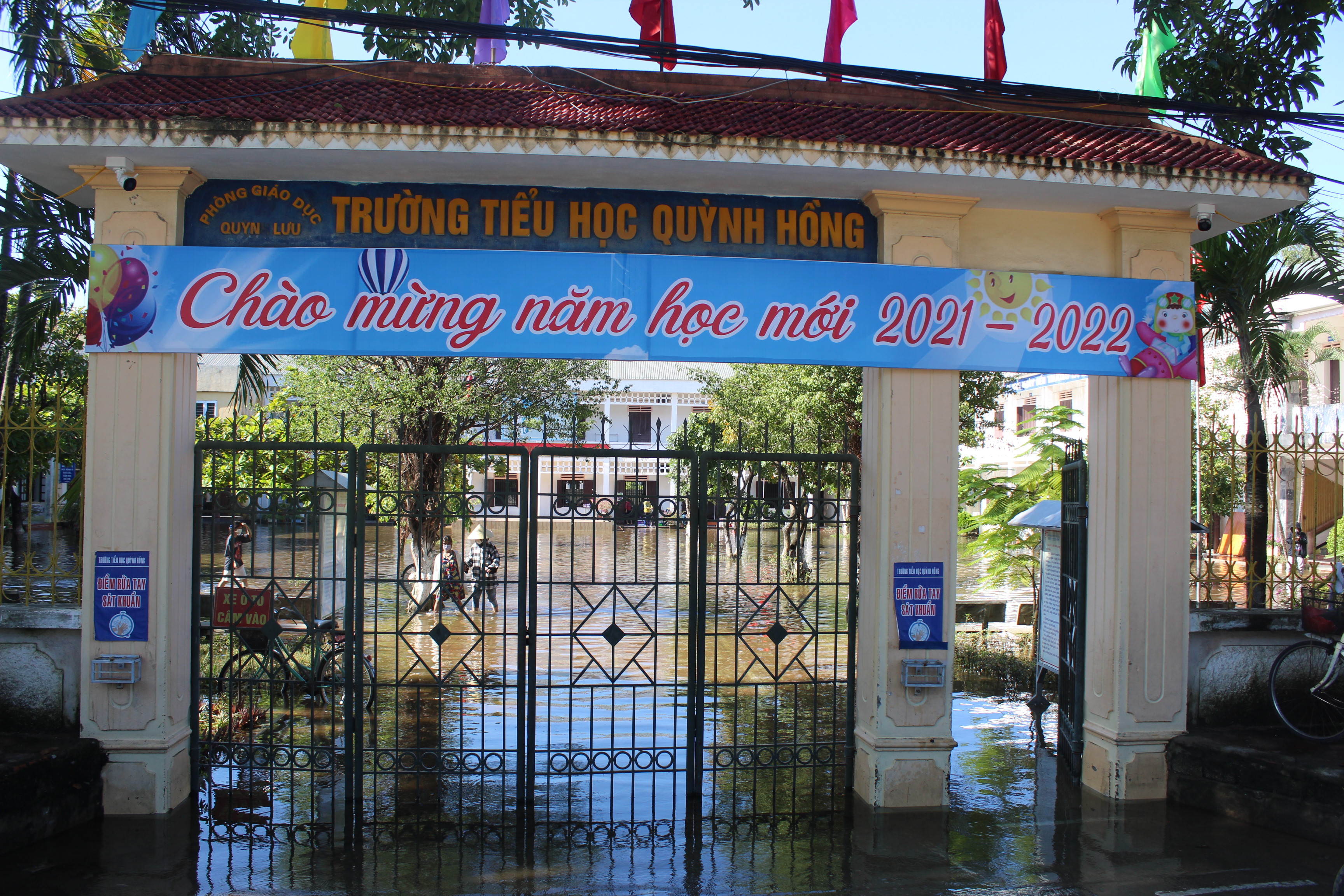 Trường Mầm non xã Quỳnh Hồng (huyện Quỳnh Lưu) nước đã rút về cơ bản. Tuy nhiên, ở trong sân trường vẫn còn bị ngập. 