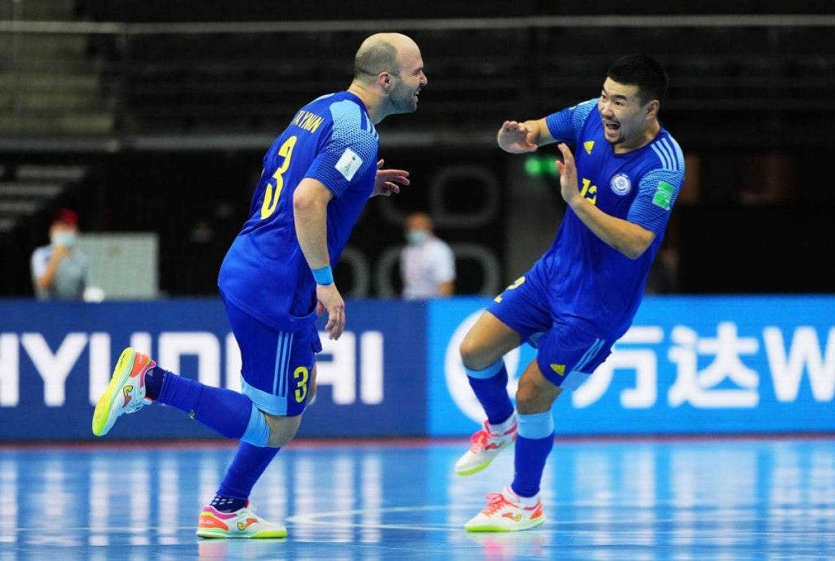 Kazakhstan đánh bại Iran để lần đầu vào bán kết một kỳ Futsal World Cup. (Ảnh: Getty). 