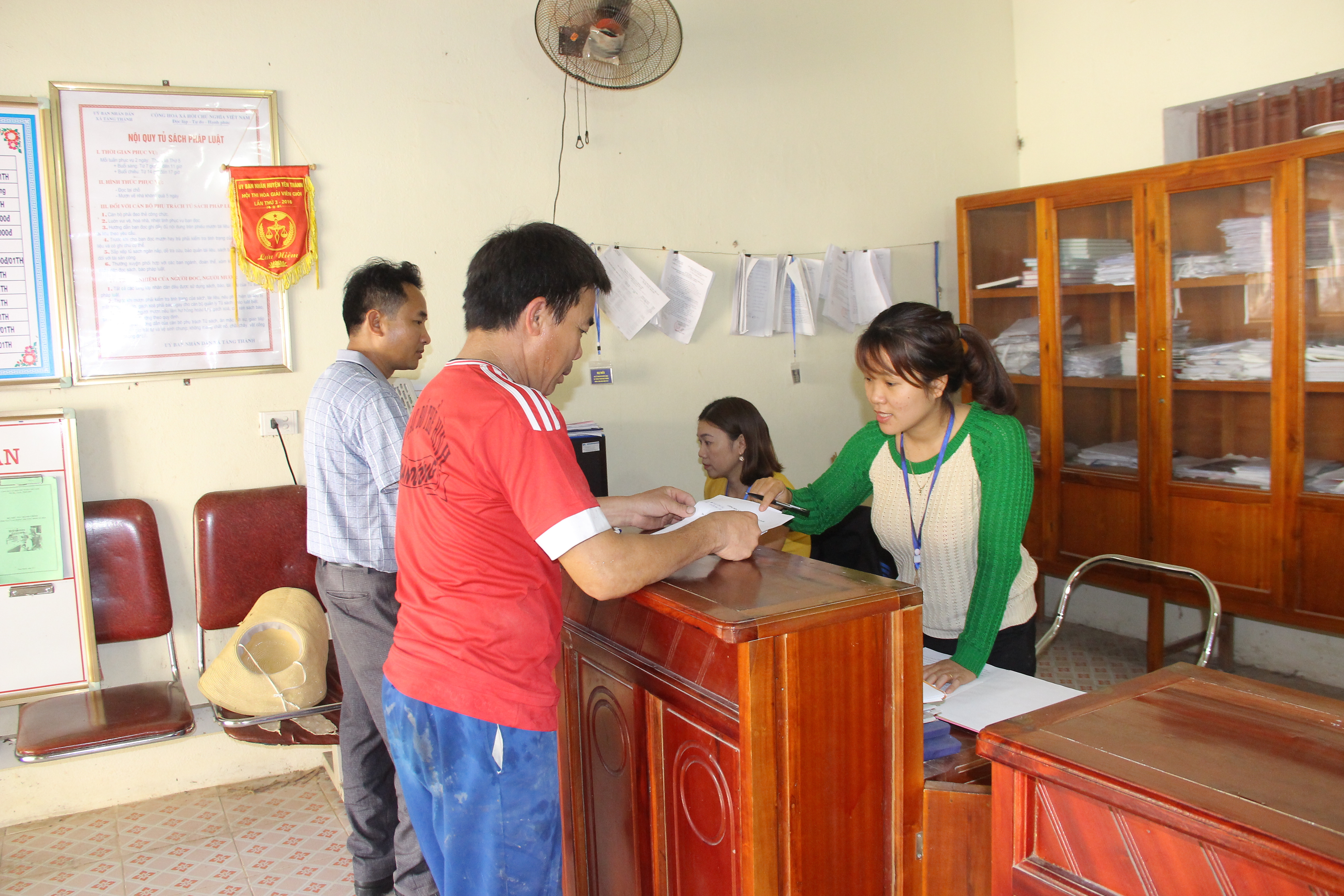 Bộ phận tiếp nhận và trả kết quả theo cơ chế một cửa tại xã Hoa Thành, huyện Yên Thành. Ảnh: Mai Hoa