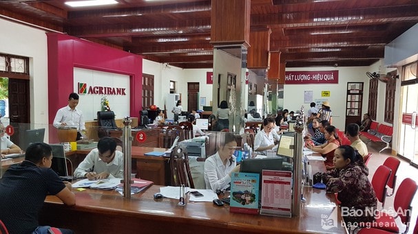 Khách hàng thực hiện giao dịch tại Agribank chi nhánh Tây Nghệ An. Ảnh: Thu Huyền