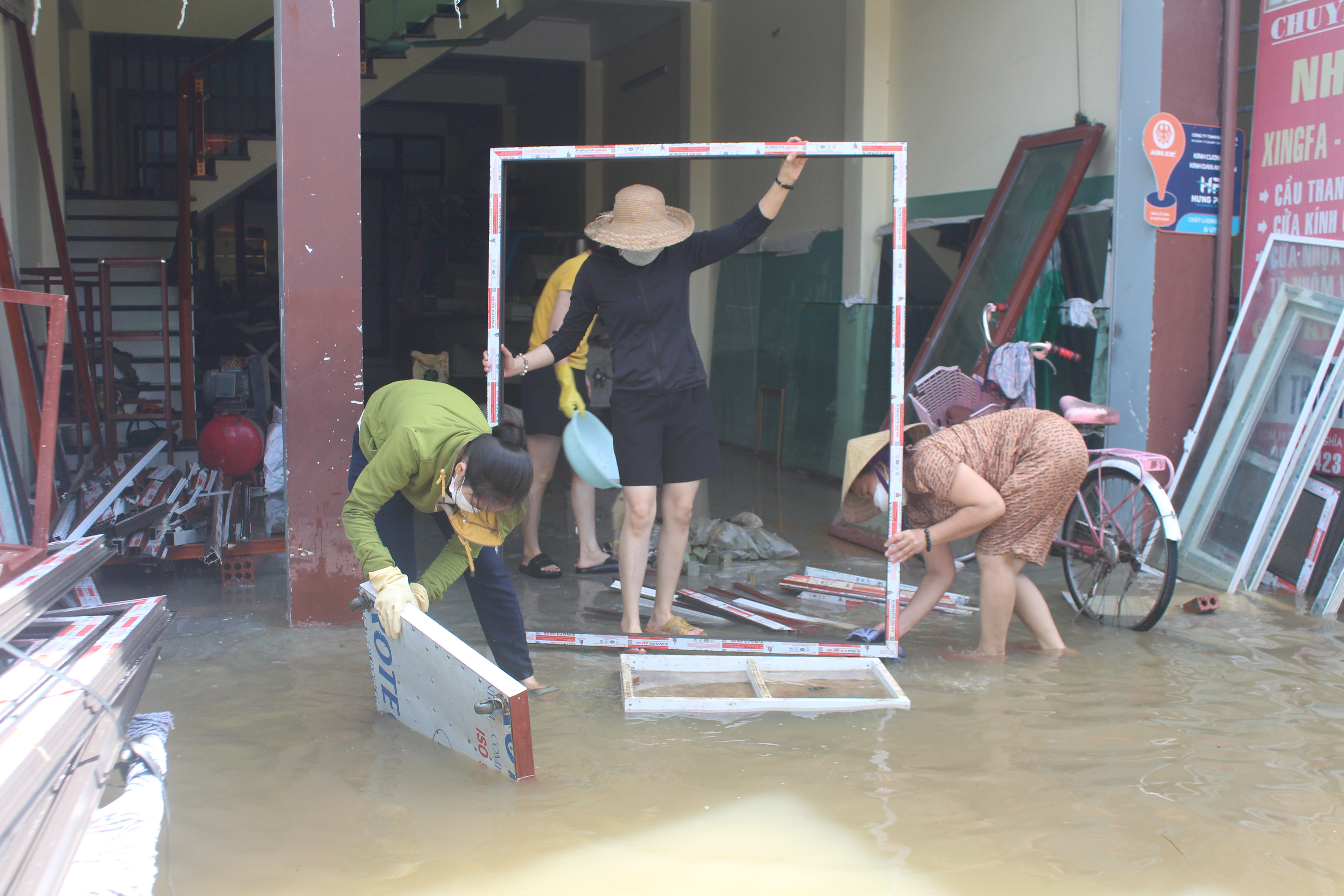 Đối với các hộ kinh doanh buôn bán ở các xã bị ngập sâu như: Quỳnh Hồng, Quỳnh Lâm, Quỳnh Mỹ, thị trấn Cầu Giát cũng đang khắc phục, dọn dẹp sau lũ.