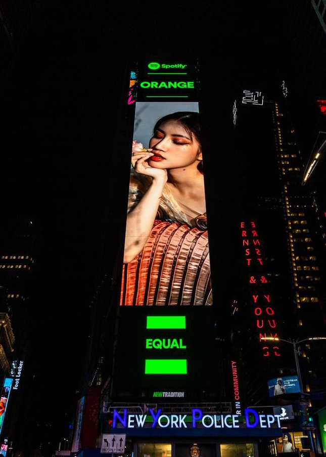 Vừa qua, nữ ca sĩ Orange hào hứng chia sẻ hình ảnh và nghệ danh của mình xuất hiện trên bảng quảng cáo gắn với tòa nhà chọc trời tại vị trí nổi bật ở Quảng trường Thời Đại. 