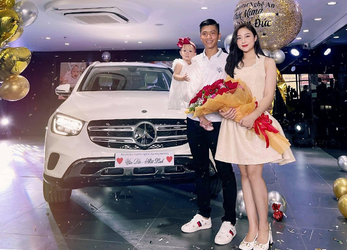 Văn Đức cùng vợ con nhận bàn giao xe mới hôm 13/9 tại Nghệ An. Ảnh: Facebook Võ Nhật Linh