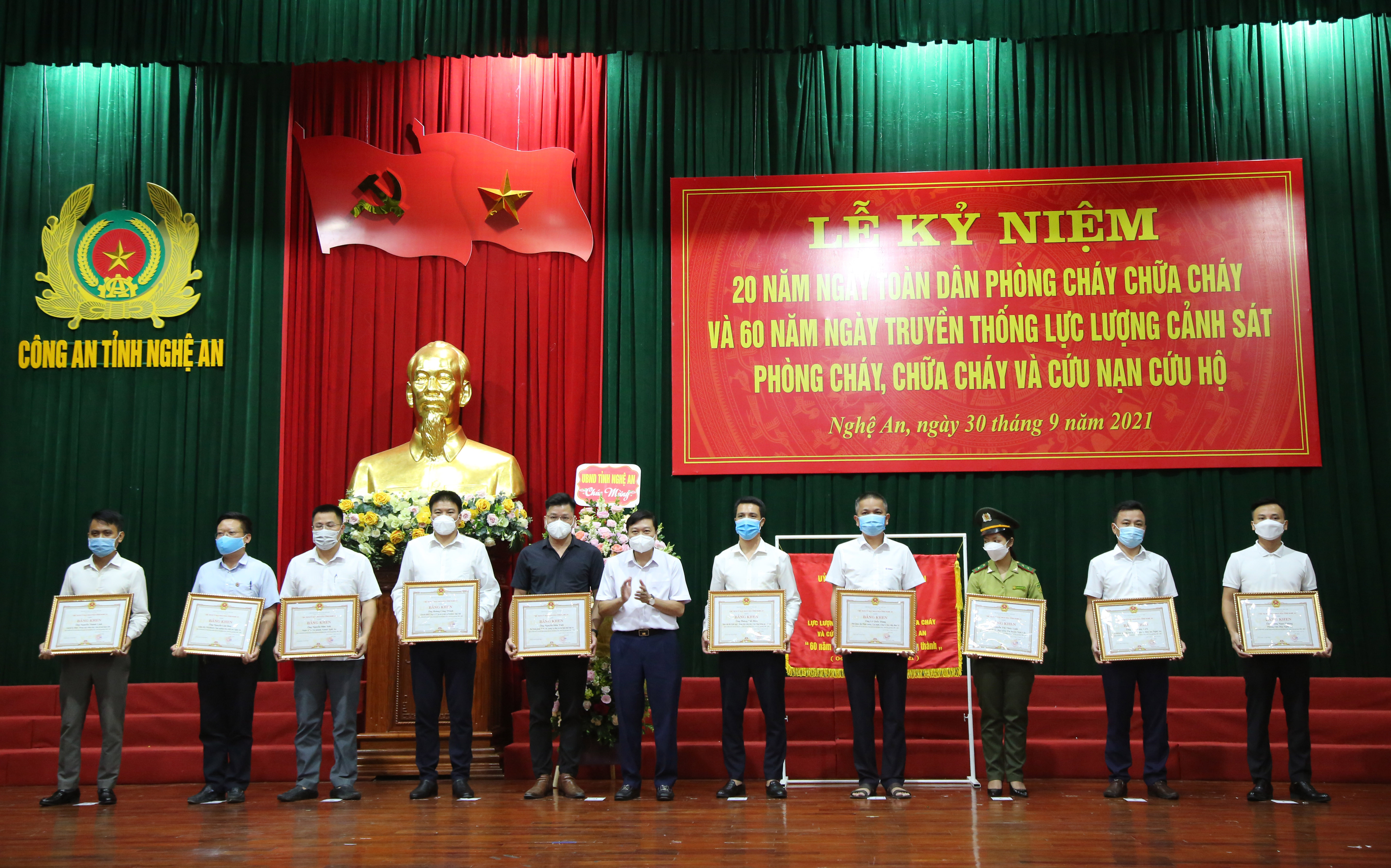 Đồng chí Lê Hồng Vinh, Phó Chủ tịch thường trực UBND tỉnh trao tặng bằng khen cho các cá nhân có thành tích xuất sắc. Ảnh: Đức Vũ