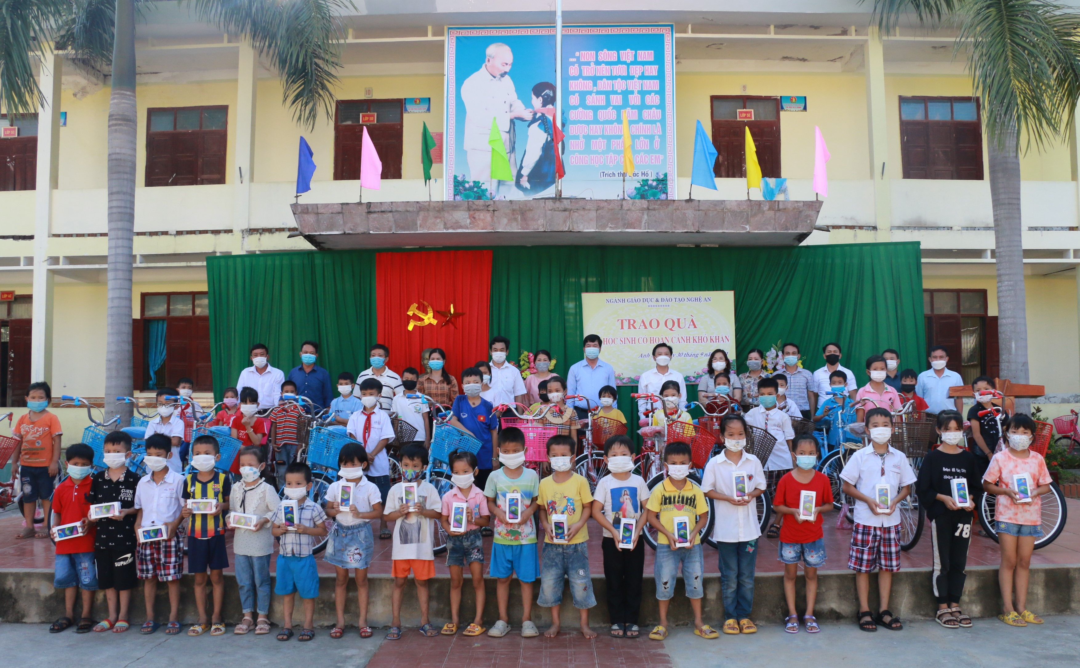 Sở Giáo dục và Đào tạo trao quà hỗ trợ cho học sinh Trường Tiểu học Thạch Thị - Anh Sơn. Ảnh: MH