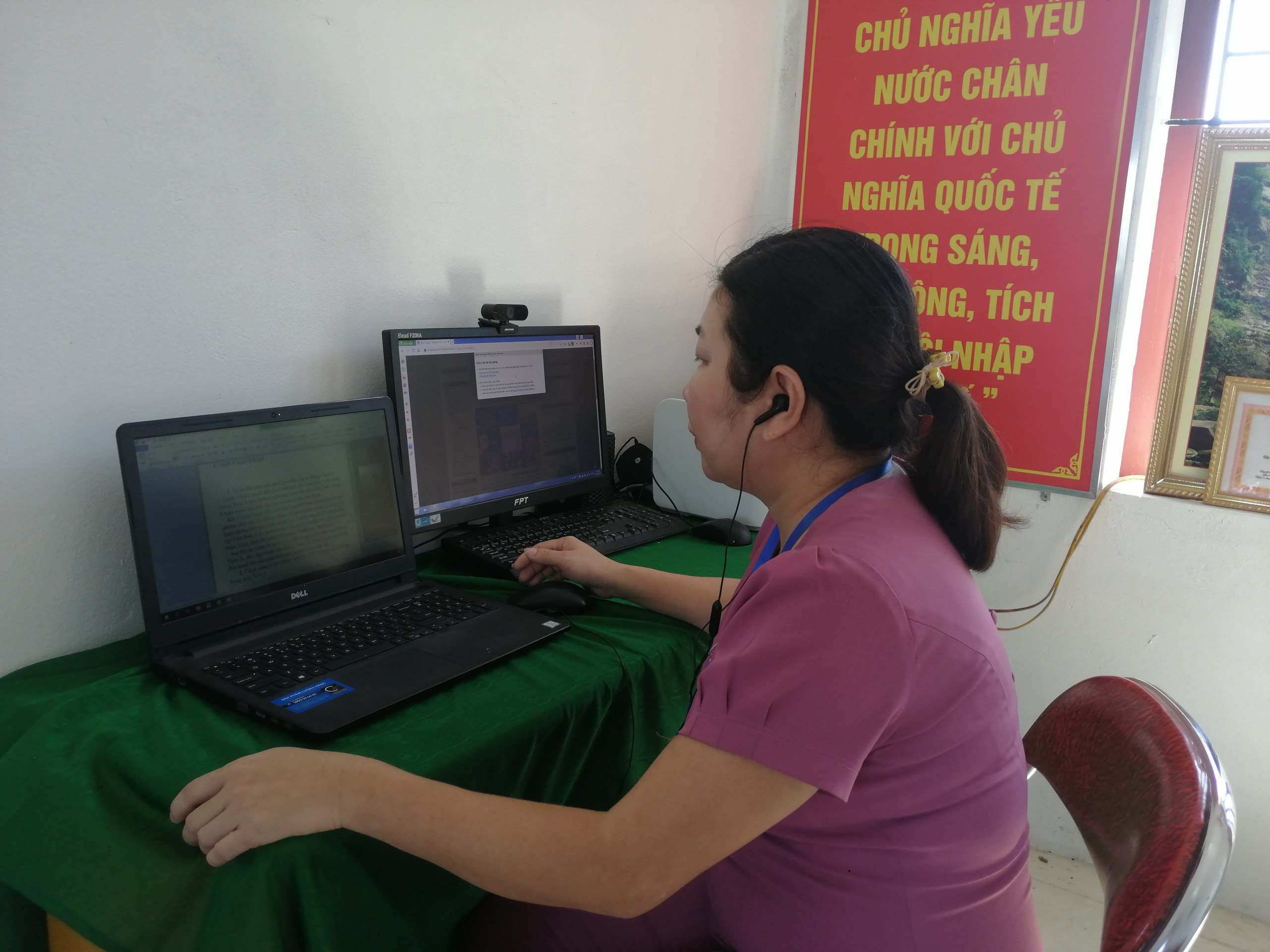 Cô Ngân Thị Bích Ngọc, giáo viên môn Lịch Sử, Trường THPT Mường Quạ (Con Cuông), tham gia dạy trực tuyến cho các em lớp 12. Ảnh: Tiến Đông 