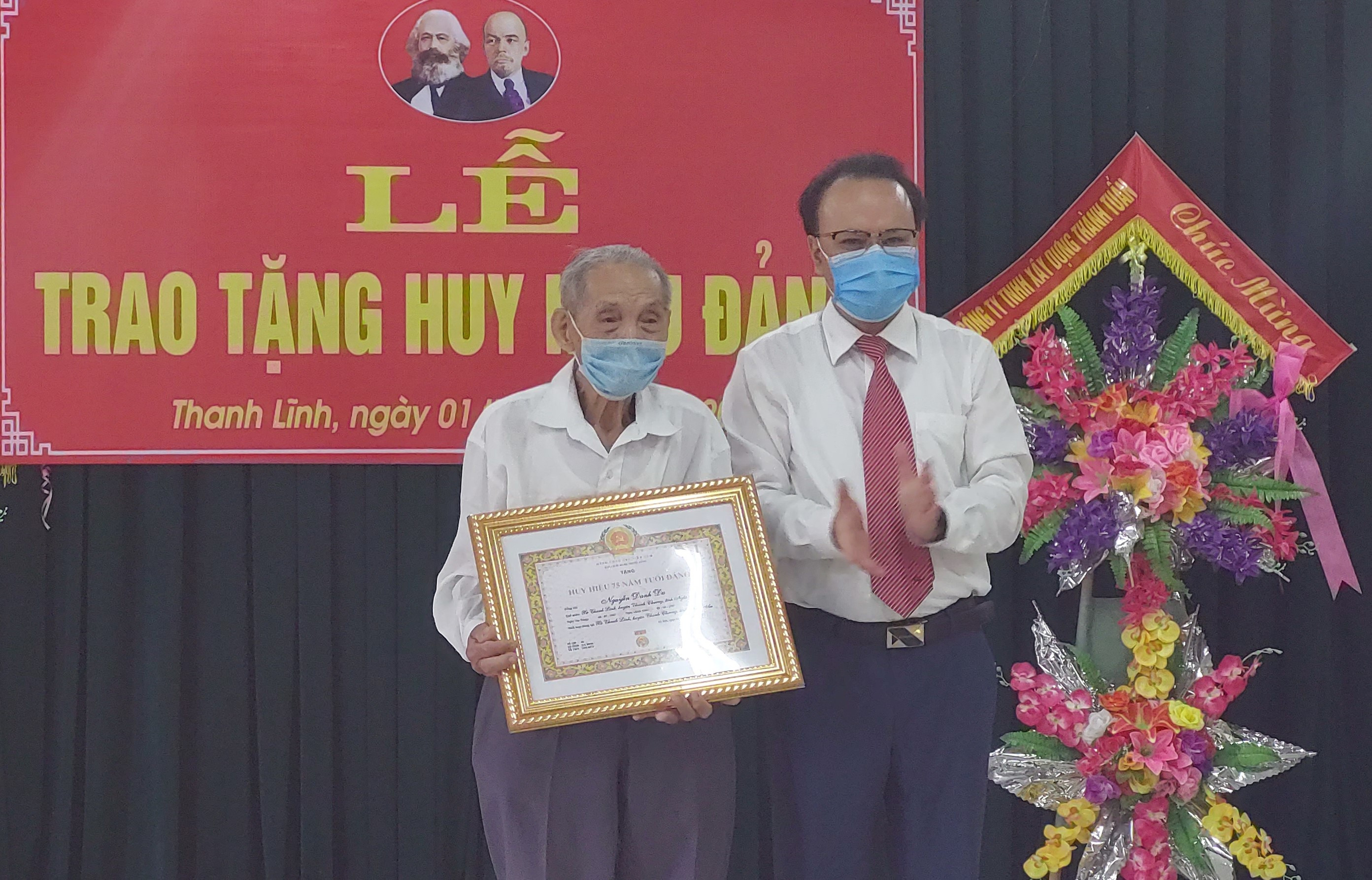 Đồng chí Nguyễn Nam Đình - Phó Chủ tịch Thường trực HĐND tỉnh về dự và trao huy hiệu cho đảng viênNguyễn Danh Du, sinh năm 1927 thuộc Đảng bộ xã Thanh Lĩnh.